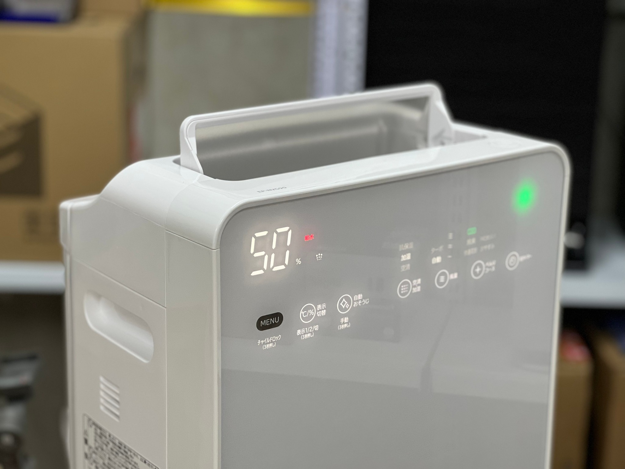 Thường xuyên vệ sinh các tấm lọc để máy lọc không khí được bền bỉ hạn chế các hư hỏng