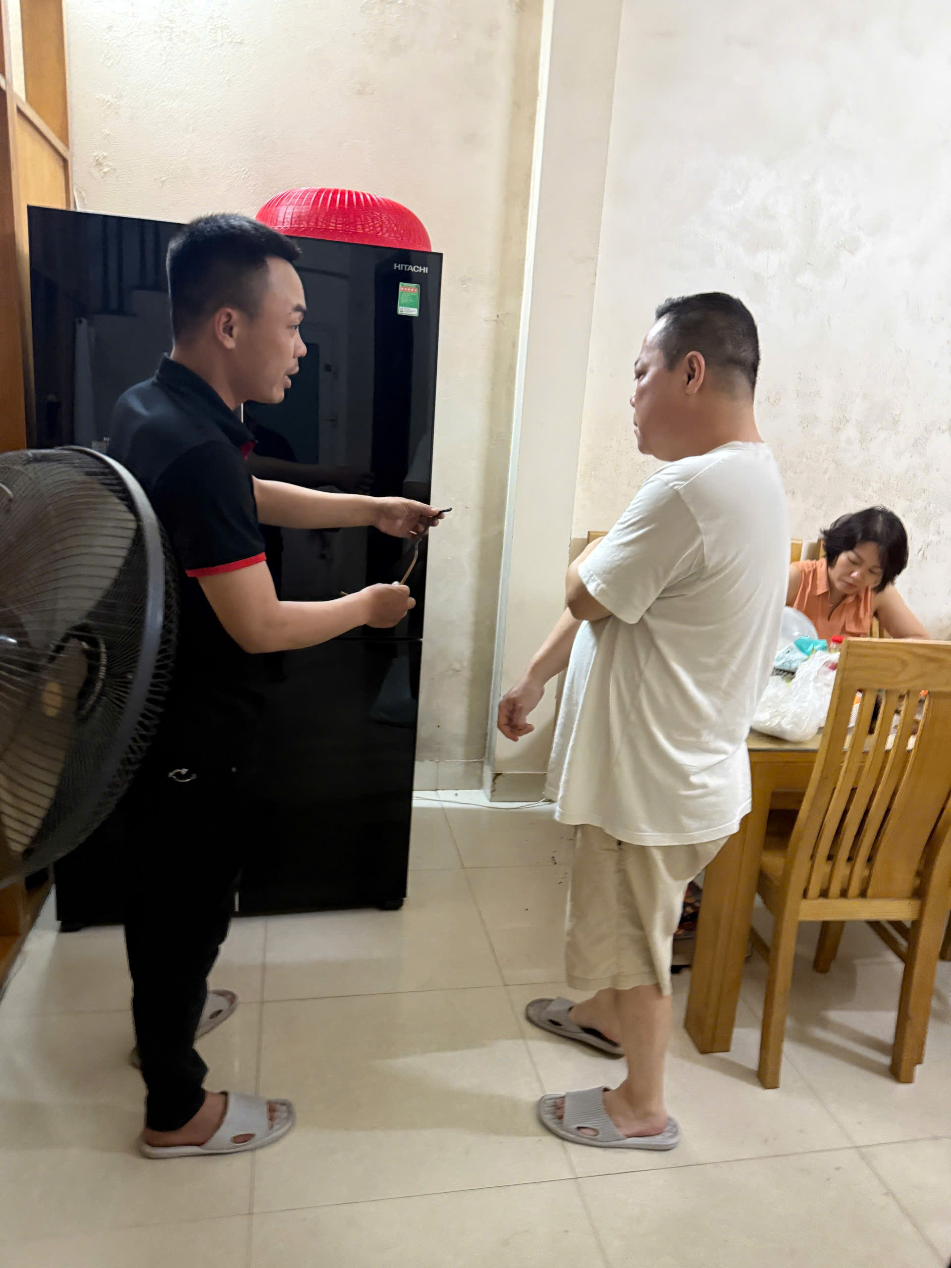 Kỹ thuật viên Hitachi luôn tư vấn tận tình tới quý khách hàng cách sử dụng sản phẩm để đạt hiệu quả cao nhất