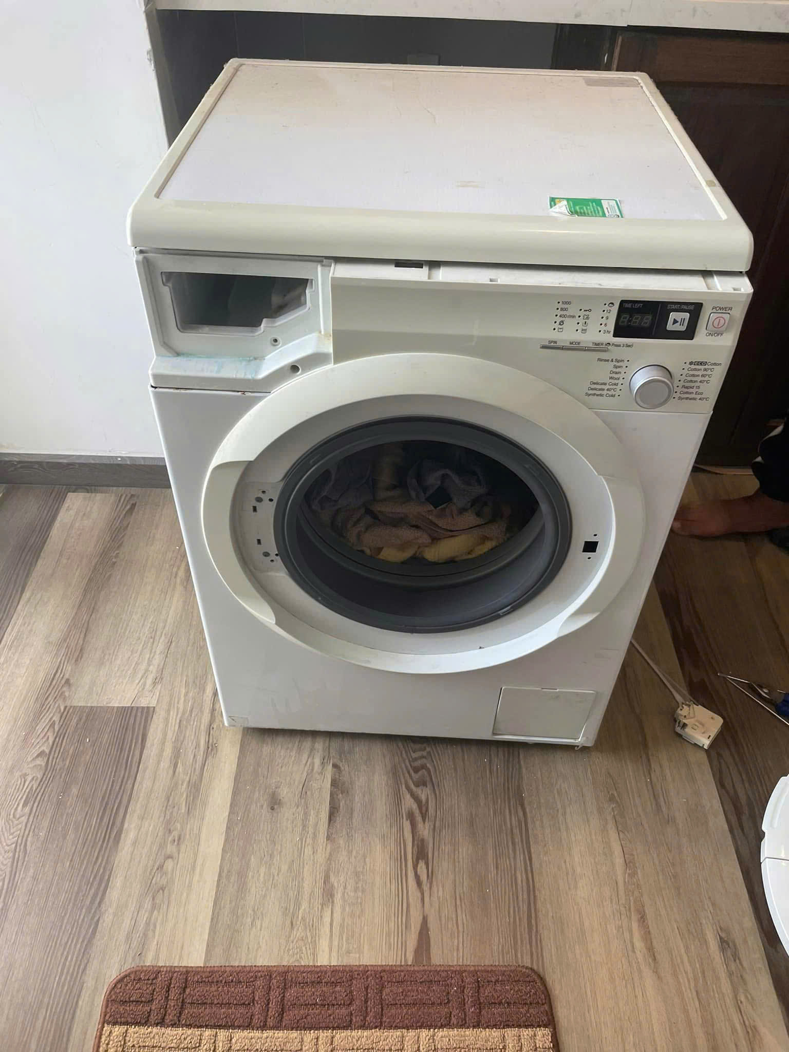 Máy giặt hitachi bị gẫy tay nắm khiến máy không thể mở được cửa.jpg