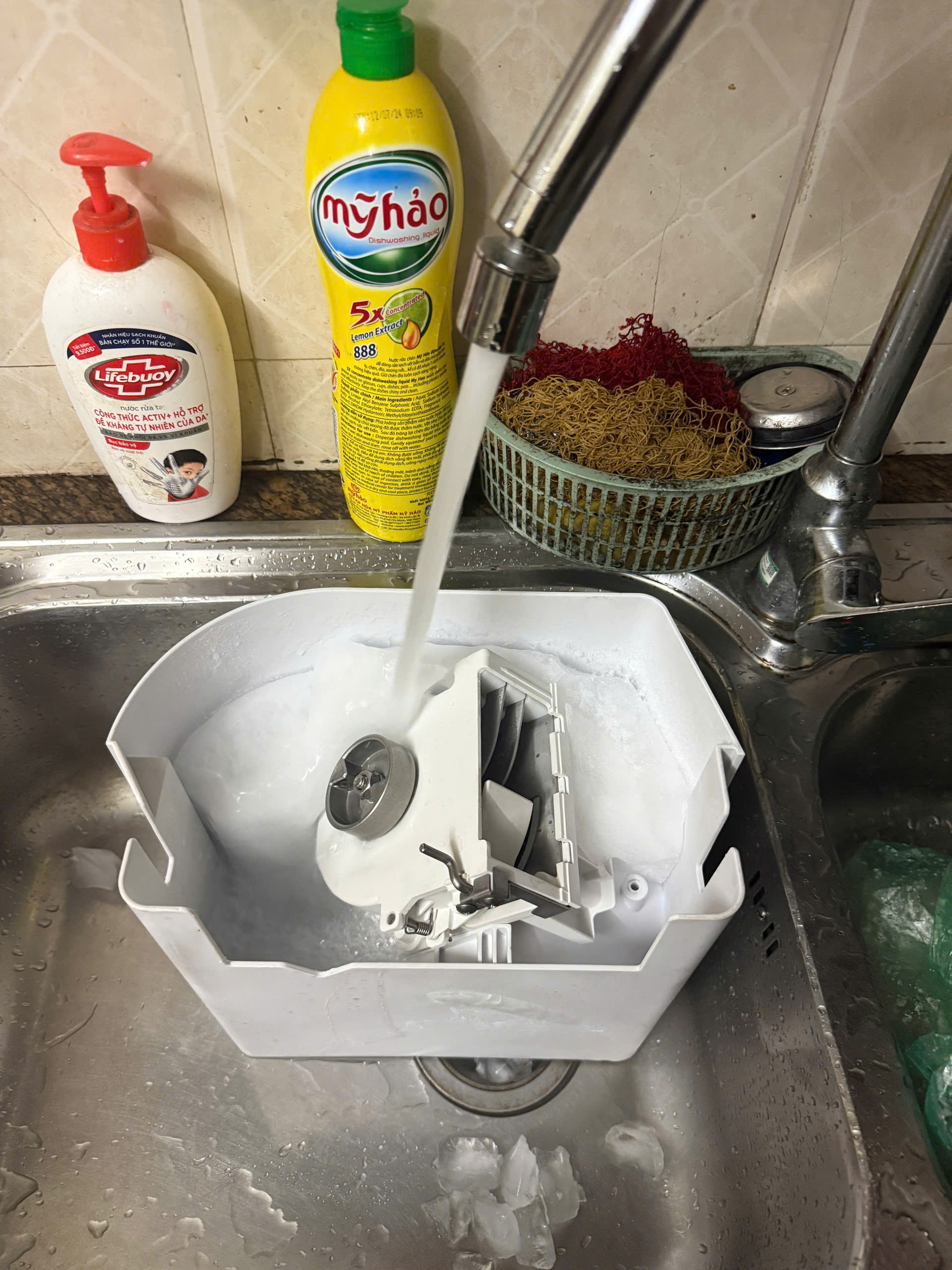 Bạn nên thường xuyên nâng hộp chứa đá ra ngoài khoảng 3-6 tháng để vệ sinh giúp hạn chế hư hỏng của hộp chứa đá