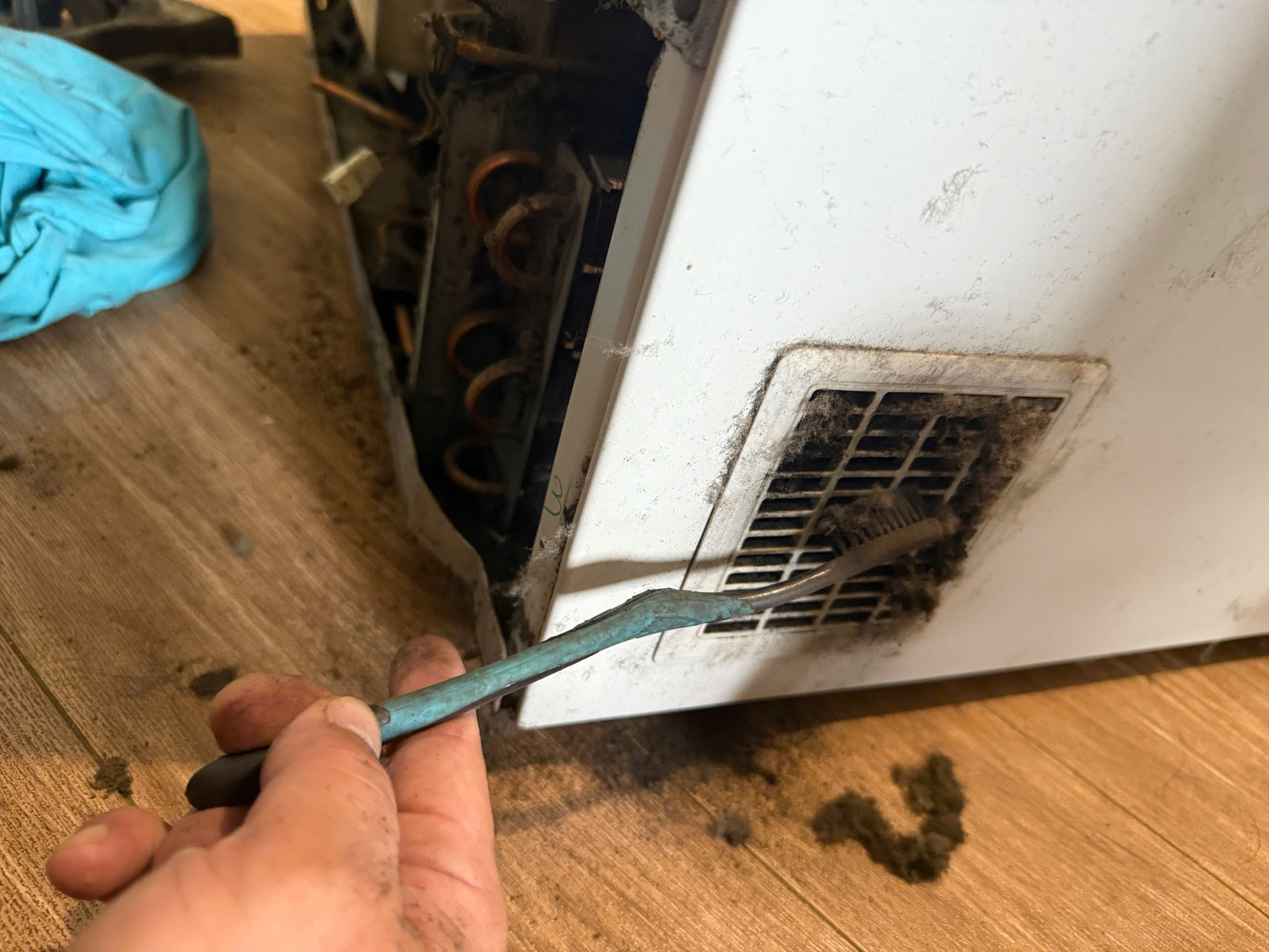 Bạn nên thường xuyên vệ sinh dàn nóng giúp lốc máy nén và dàn nóng được giải nhiệt tốt hơn