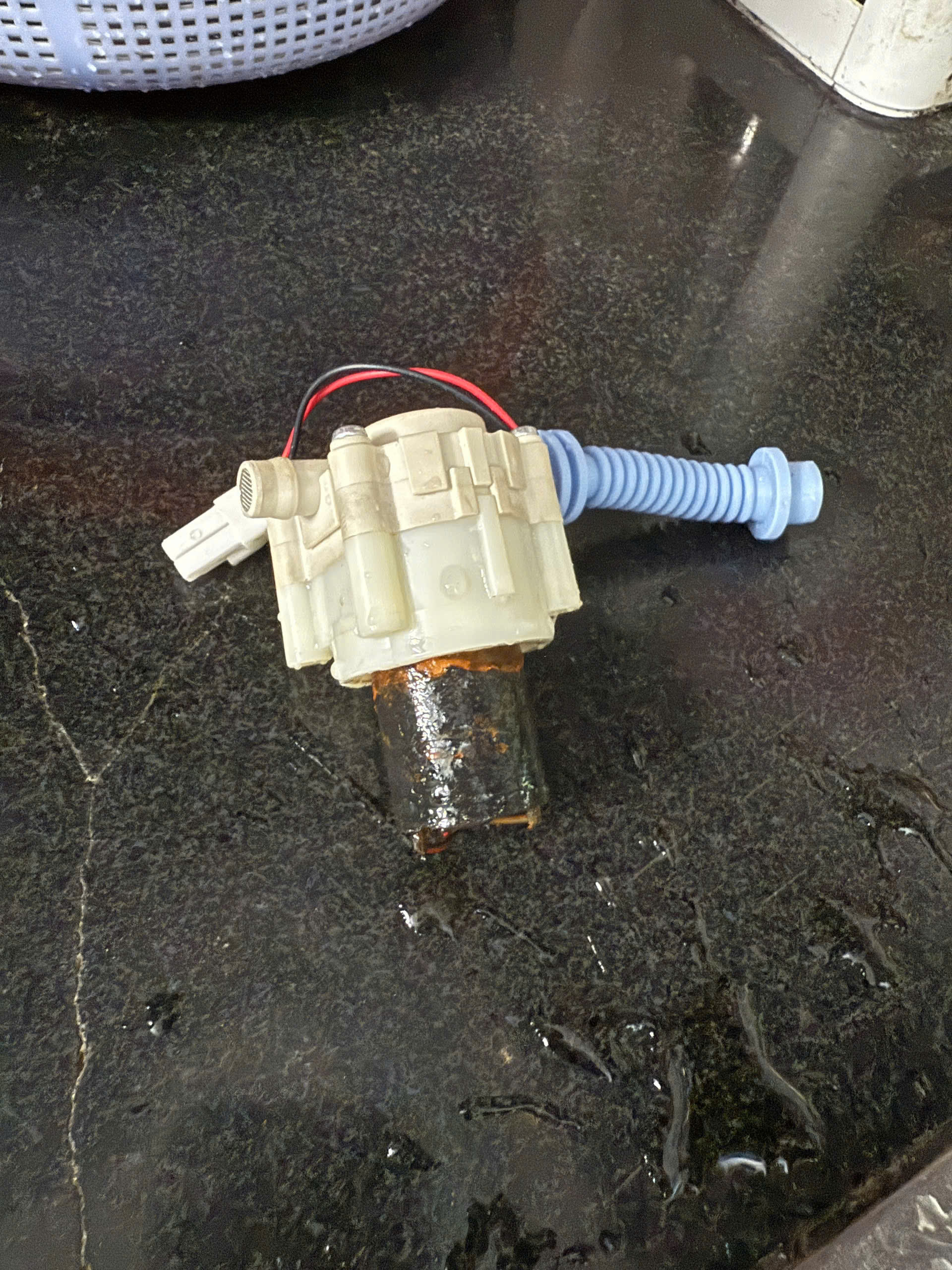 Bơm nước tủ lạnh hitachi bị om cuộn rỉ sét khiến nước bơm yếu trong quá trình bơm nước làm đá tự động