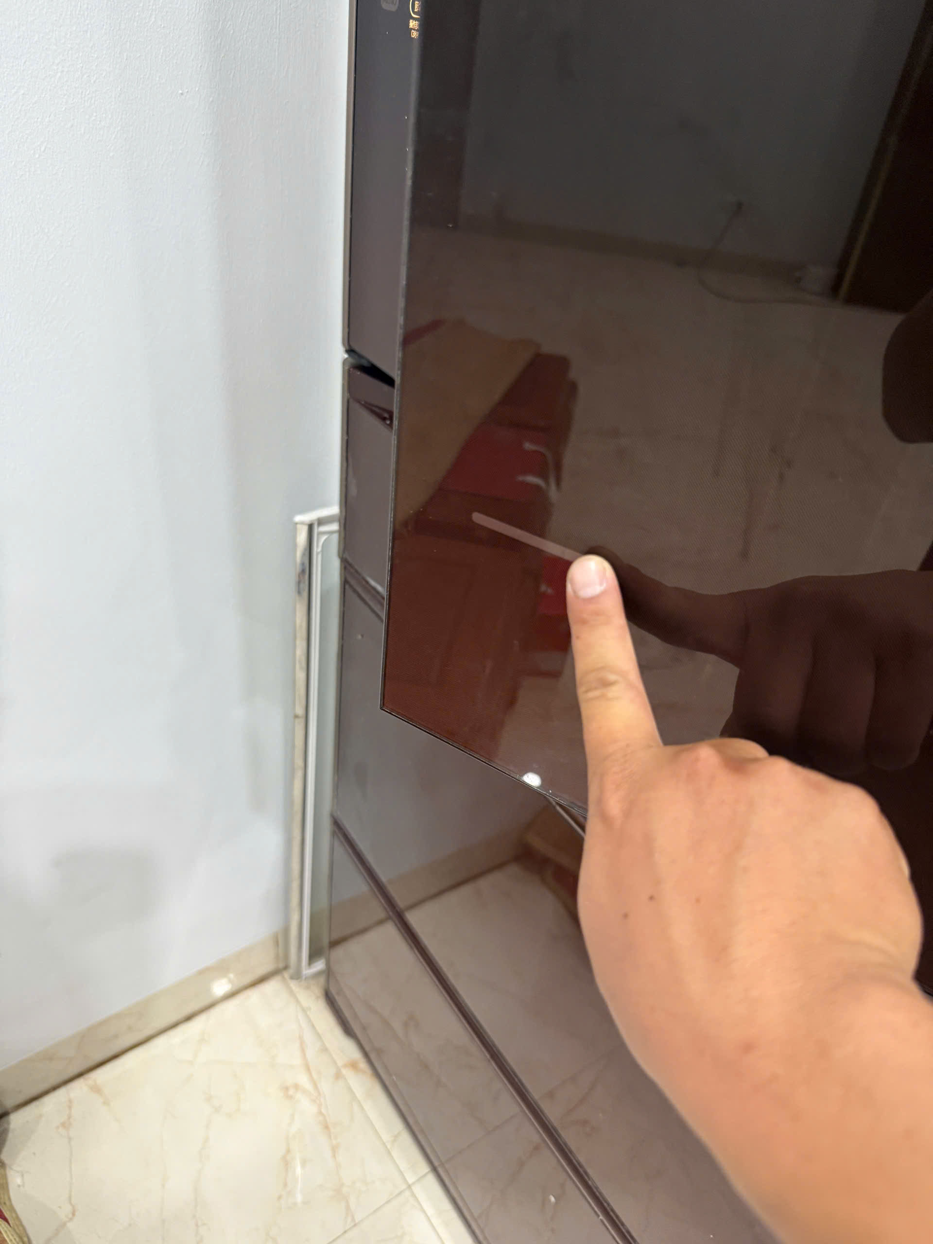 Cảm biến vuốt cửa trên tủ lạnh hitachi chỉ cần vuốt nhẹ cánh tủ lạnh sẽ tự động mở ra