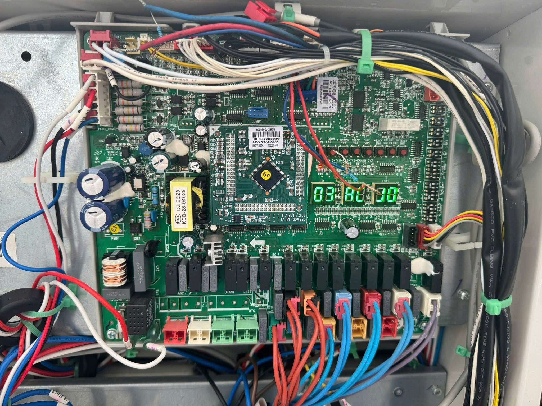 Kỹ thuật viên cài đặt cho hệ thống điều hòa VRF Hitachi hoạt động sau khi thay lốc máy nén