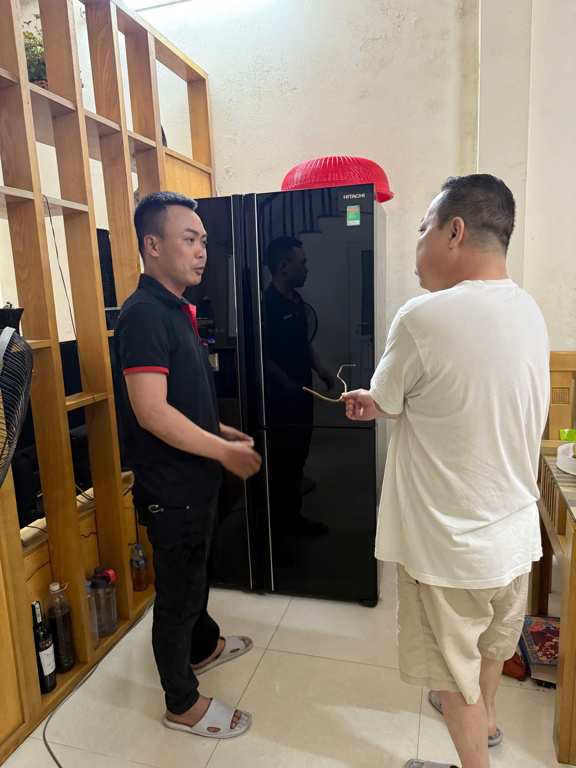 Kỹ thuật viên hitachi luôn tận tình tư vấn tới khách hàng để đảm bảo tủ lạnh luôn được hoạt động bền bỉ và tốt nhất