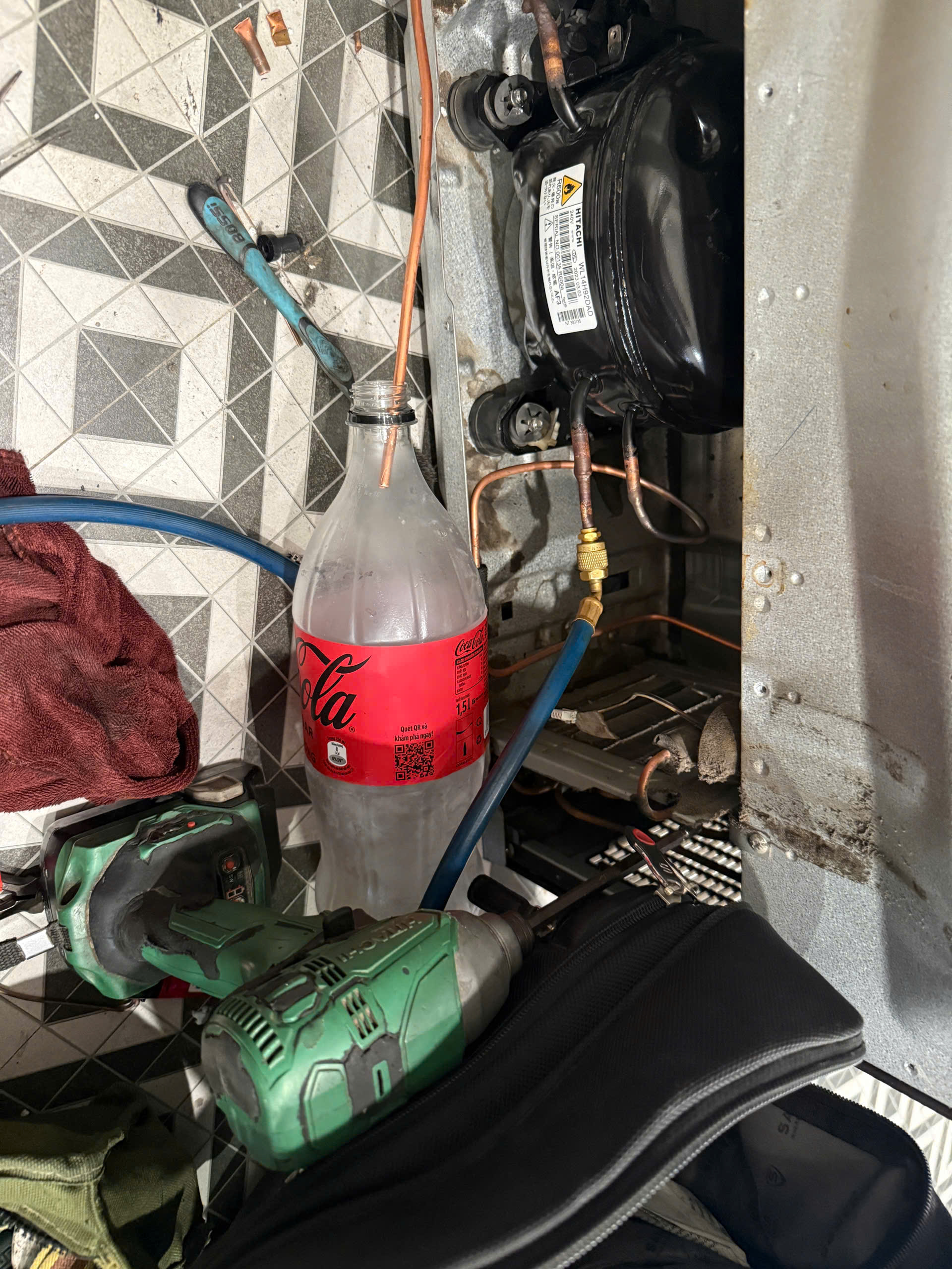 Kỹ thuật viên xử lý lỗi tắc dàn gas tủ lạnh hitachi tại nhà khách hàng