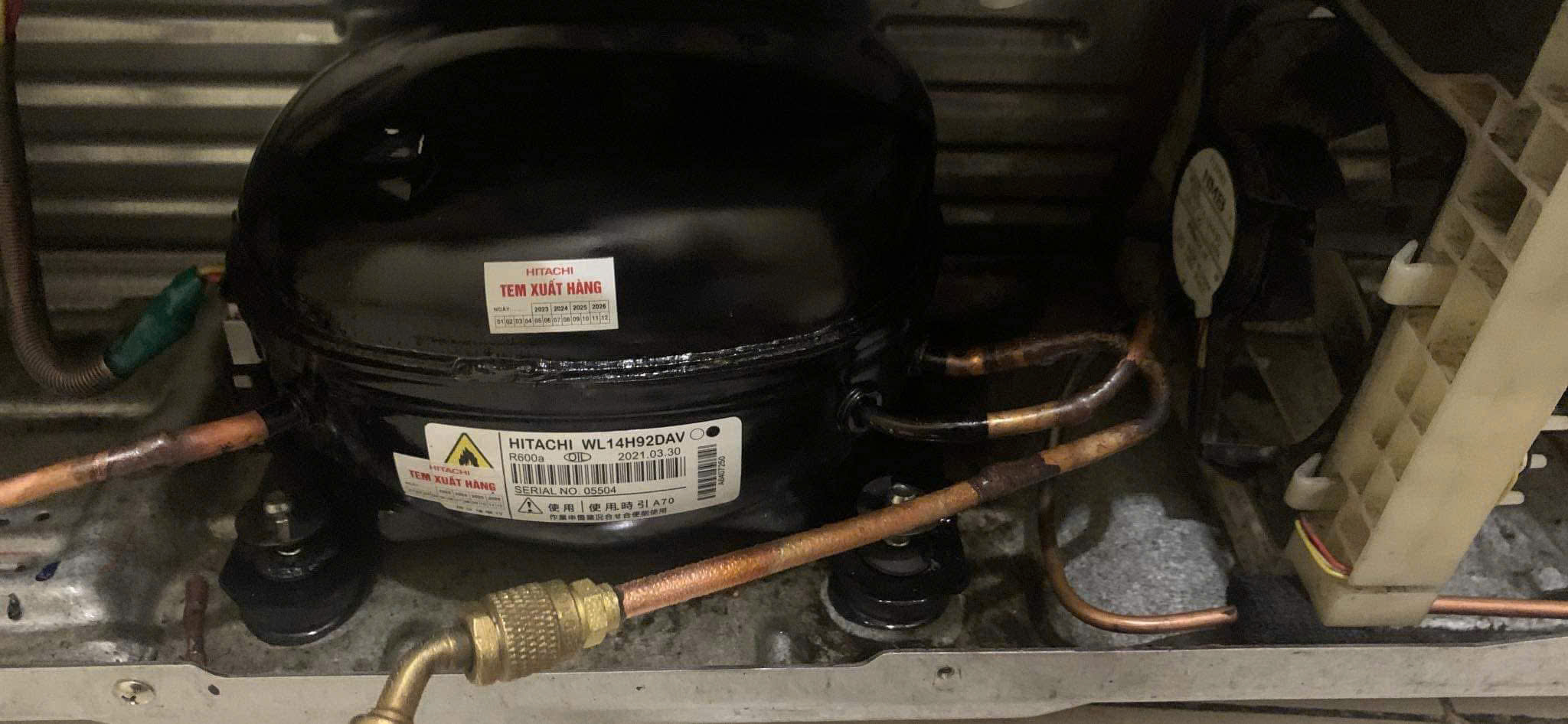 Lốc hay còn gọi là block hoặc máy nén tủ lạnh hitachi được kỹ thuật viên thay thế tại nhà khách hàng ở Nam Định