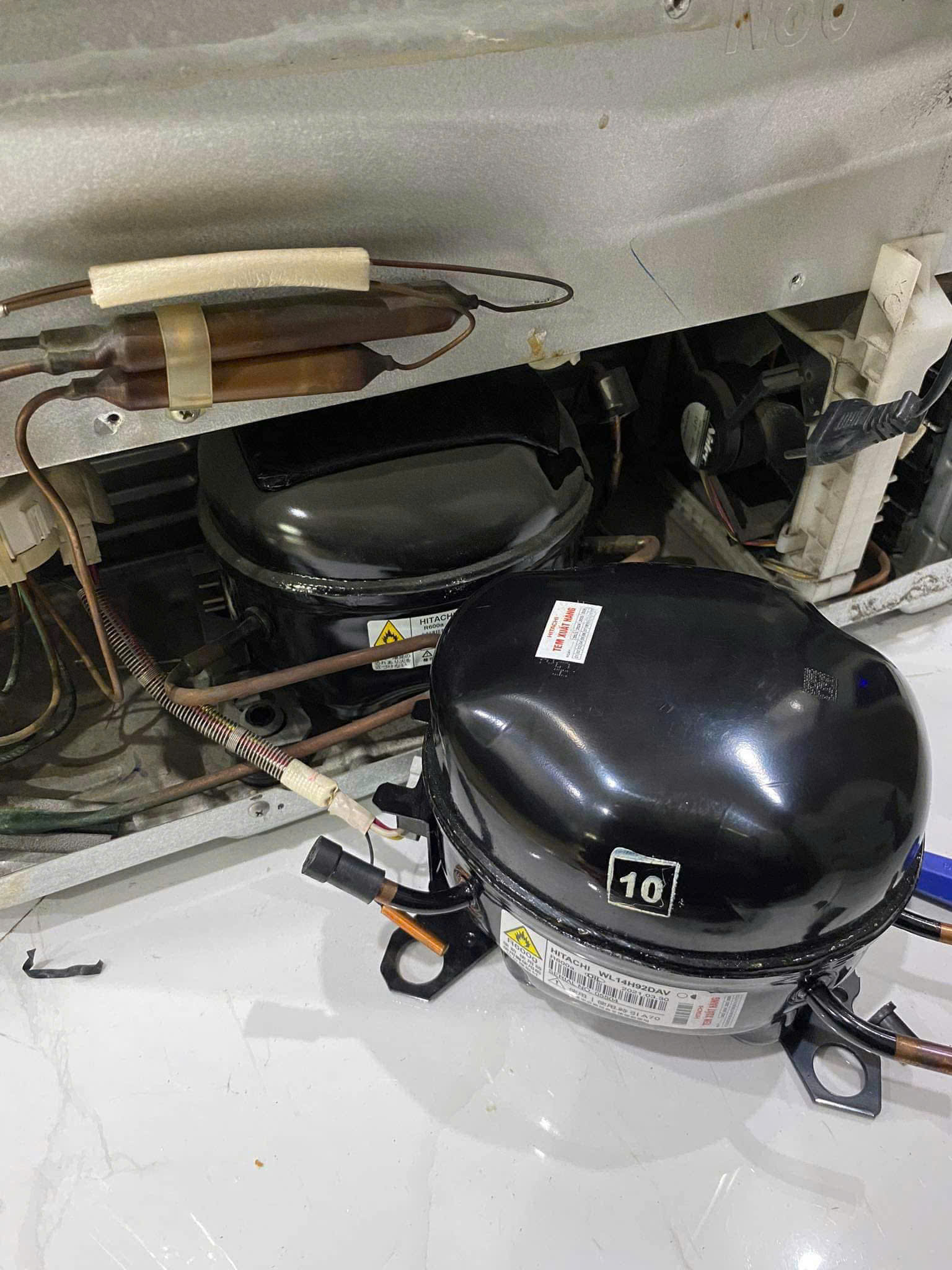 Lốc máy nén mới nguyên hộp được khách hàng kiểm tra trước khi kỹ thuật viên thay thế