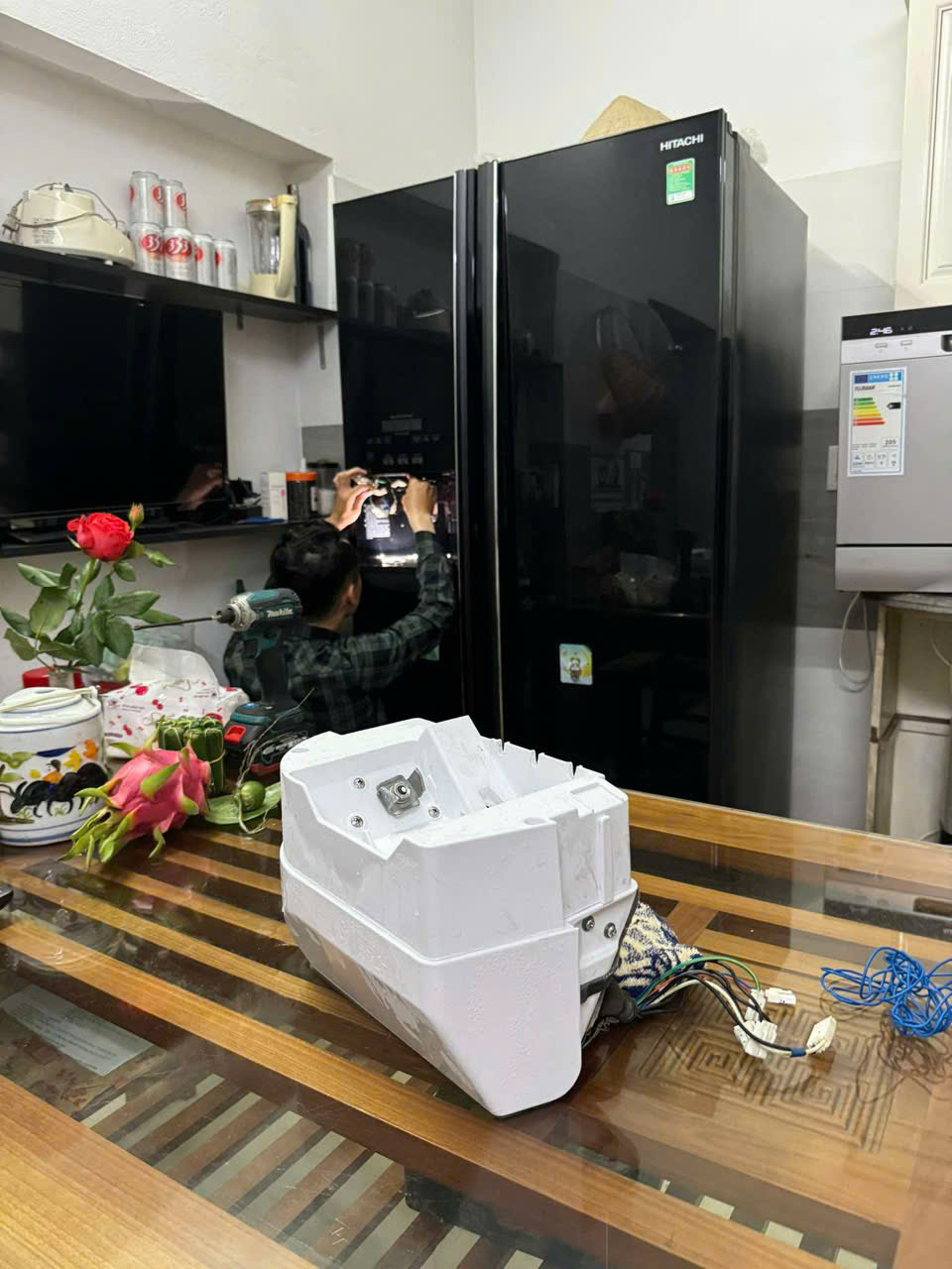 Bạn nên thường xuyên nâng hộp chứa đá ra ngoài khoảng 3-6 tháng để vệ sinh giúp hạn chế hư hỏng của hộp chứa đá