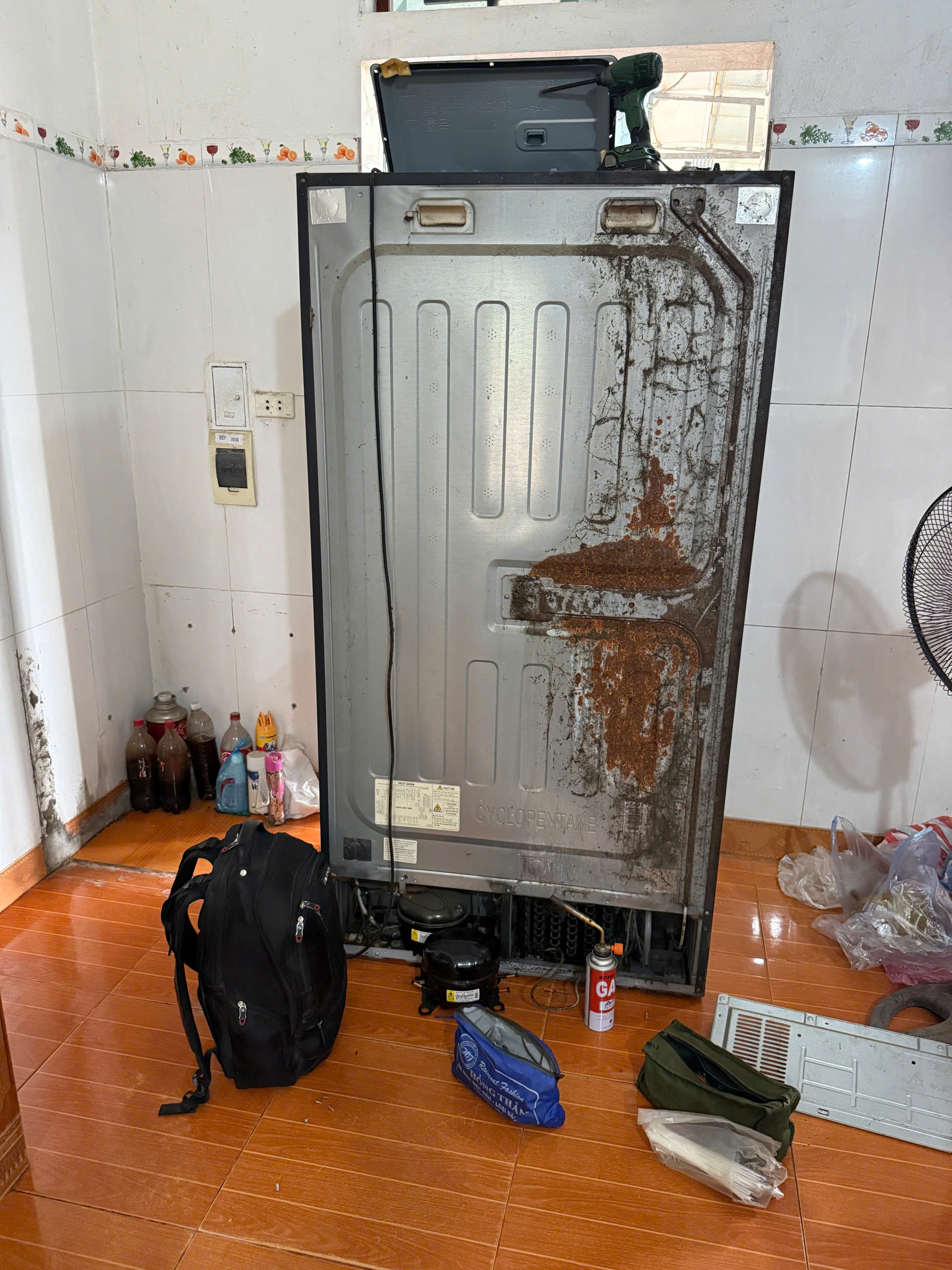 Tủ lạnh bị ẩm nồm khiến vỏ tủ lạnh bị rỉ sét khiến dàn nóng bên trong bị oxy hóa và thủng