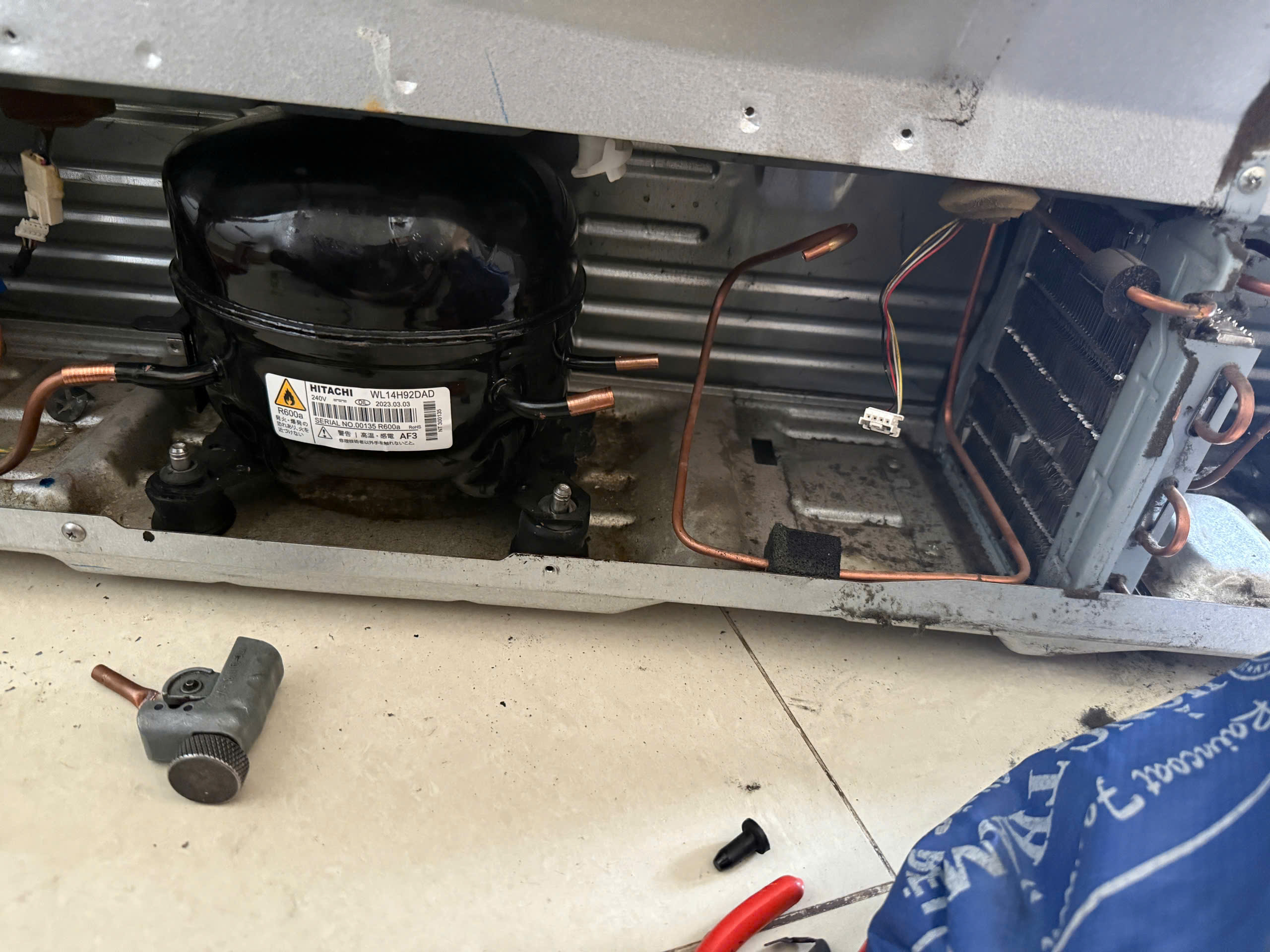 Tủ lạnh hitachi bị thủng dàn. Sau khi hết gas máy nén hút nước vào trong lốc máy khiến block hư hỏng. Kỹ thuật viên thay thế lốc và dàn gas tại nhà khách hàng