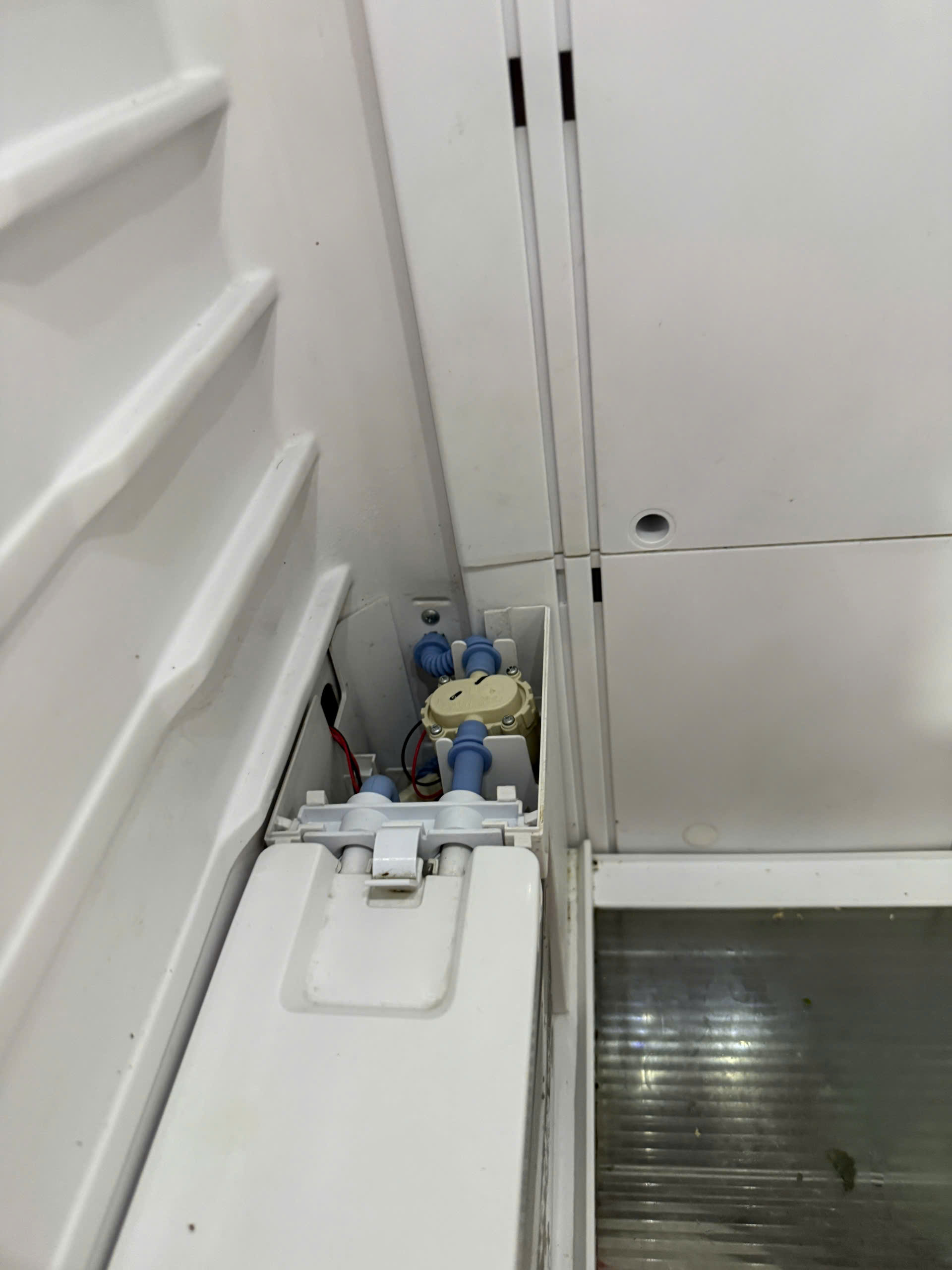 Bơm nước hư hỏng tủ lạnh sẽ báo đèn tank empty sáng đỏ