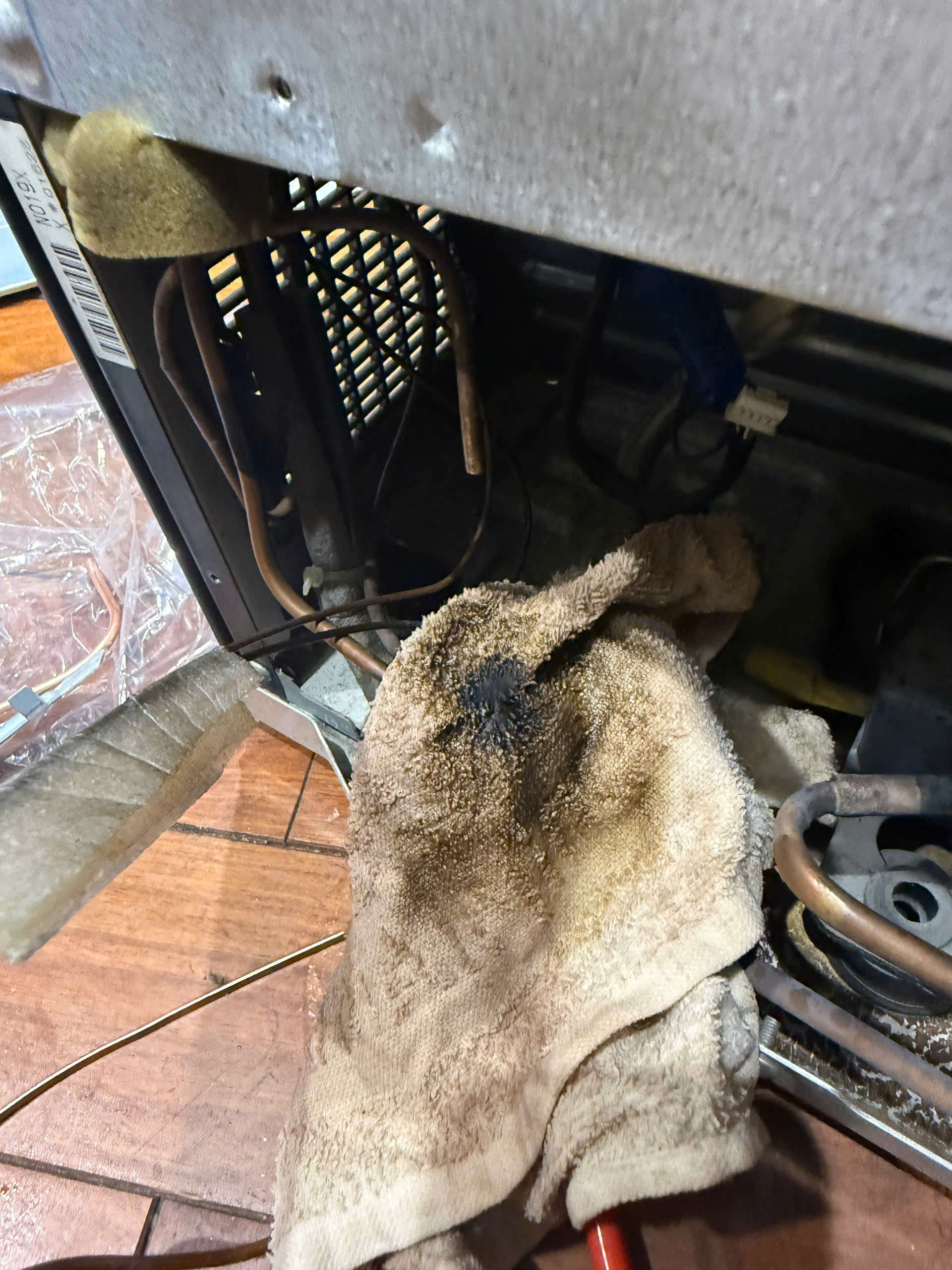 Dàn nóng bị bẩn đen được kỹ thuật viên Hitachi thổi sạch khỏi hệ thống dàn trước khi thay thế lốc tại nhà khách hàng