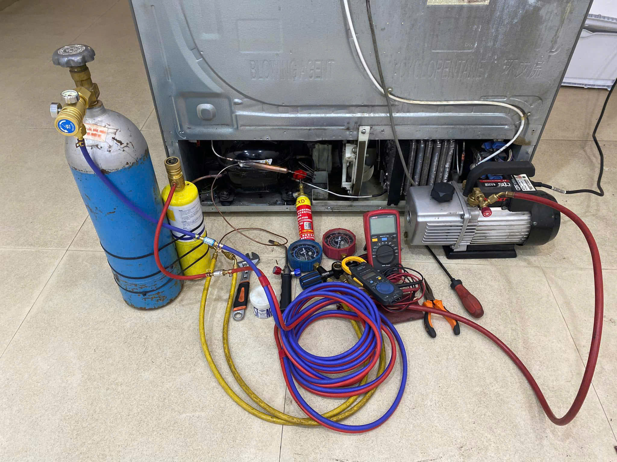 Dụng cụ đồ nghề đầy đủ sẽ giúp quá trình thay lốc block máy nén tủ lạnh hitachi diễn ra nhanh chuẩn và chính xác
