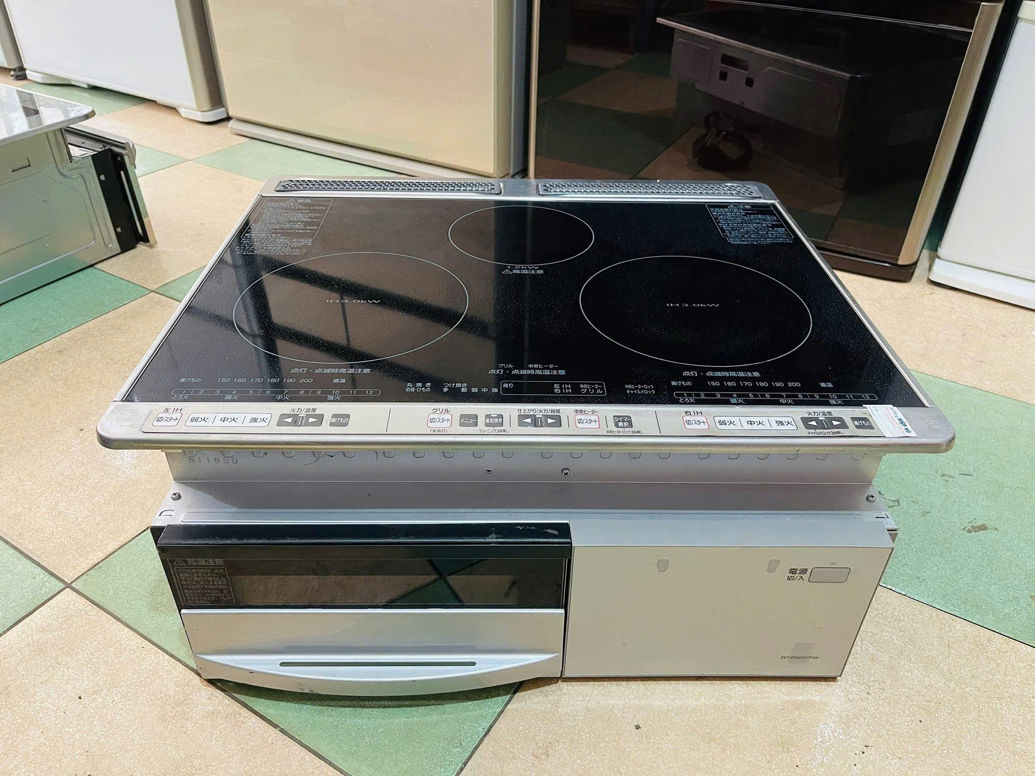 Mặt kính bếp từ Hitachi nội địa Nhật chính hãng đúng model được kỹ thuật viên thay thế tại nhà khách hàng