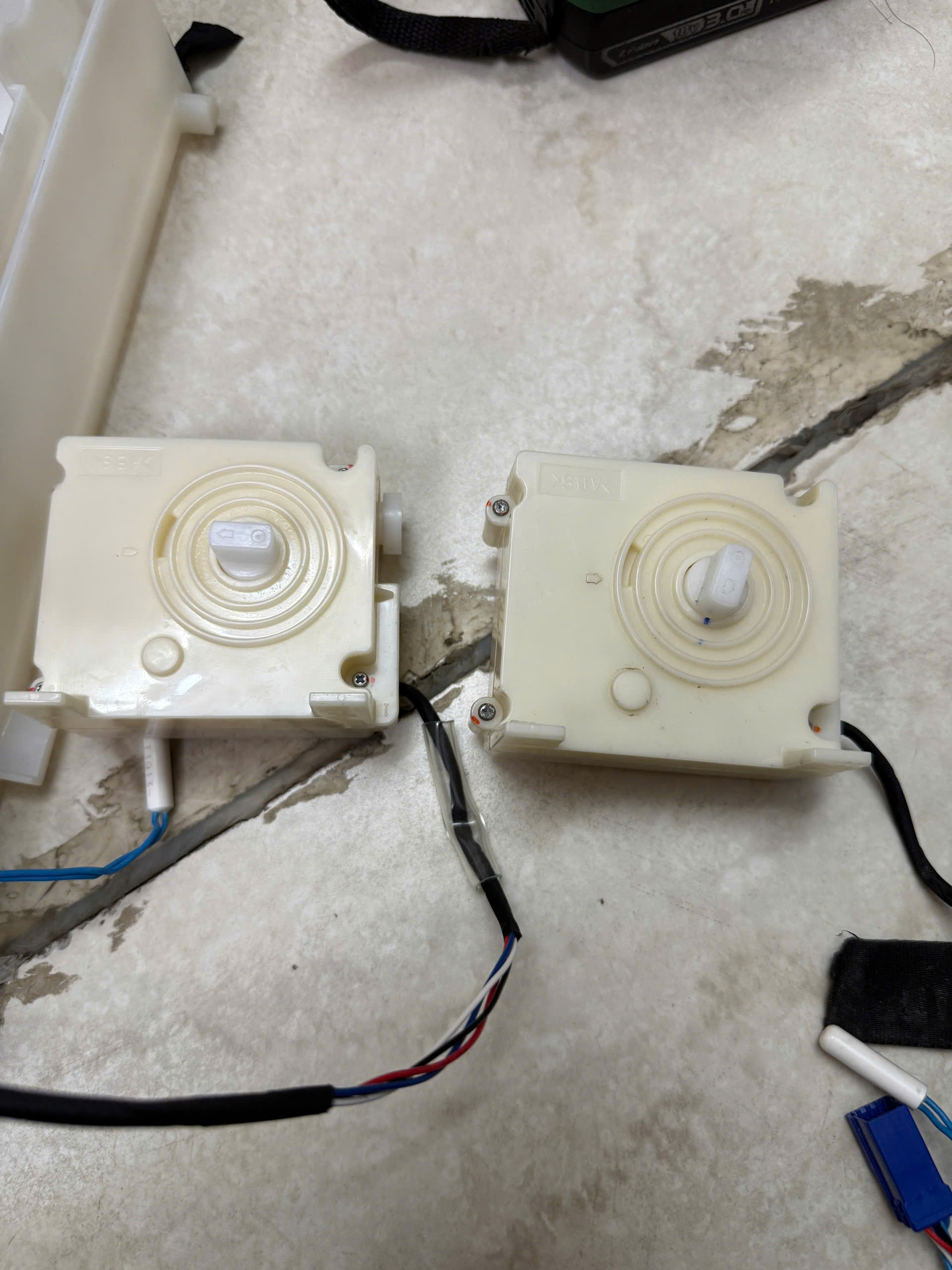 Moto lật đá tự động bên phải bị nghiêng do vỡ bánh răng tủ lạnh hitachi Nhật gây nên tình trạng nháy lỗi 3 lần