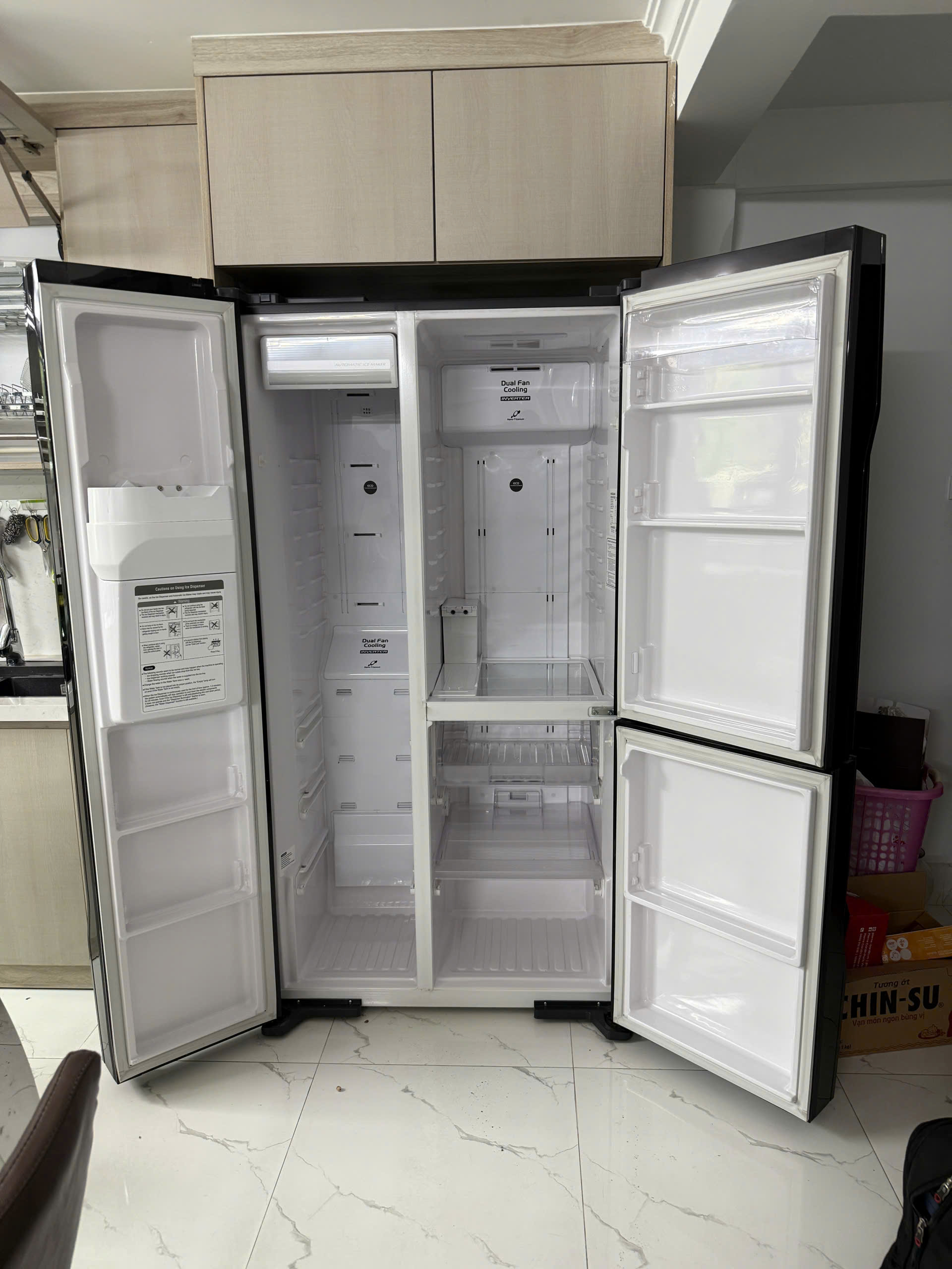 Ngoài việc sắp xếp thực phẩm khoa học hợp lý thì bạn cũng nên rút nguồn điện tủ vệ sinh định kỳ bên trong ngoài tủ lạnh từ 1-12 tháng/1 lần