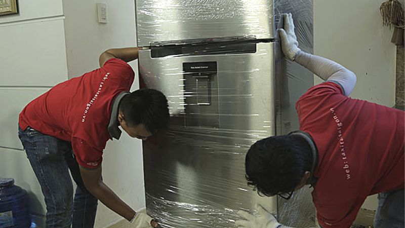 bọc kỹ xung quoanh tủ để đảm bảo tủ không bị trầy xước hay móp méo