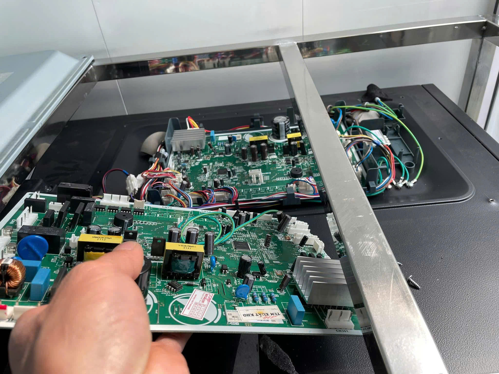 Boar mạch lỗi hư hỏng cũng có thể khiến ngăn rau củ tủ lạnh hitachi bị lạnh quá