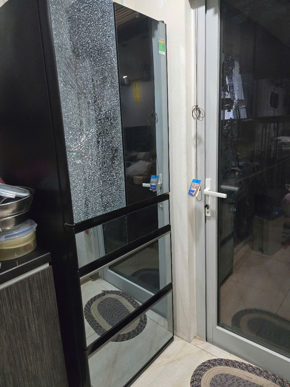 Tránh các tác động mạnh vào trực tiếp cánh tủ bởi khi kính cường lực vỡ sẽ vụn loang ra dần và bong khỏi bề mặt cánh tủ lạnh