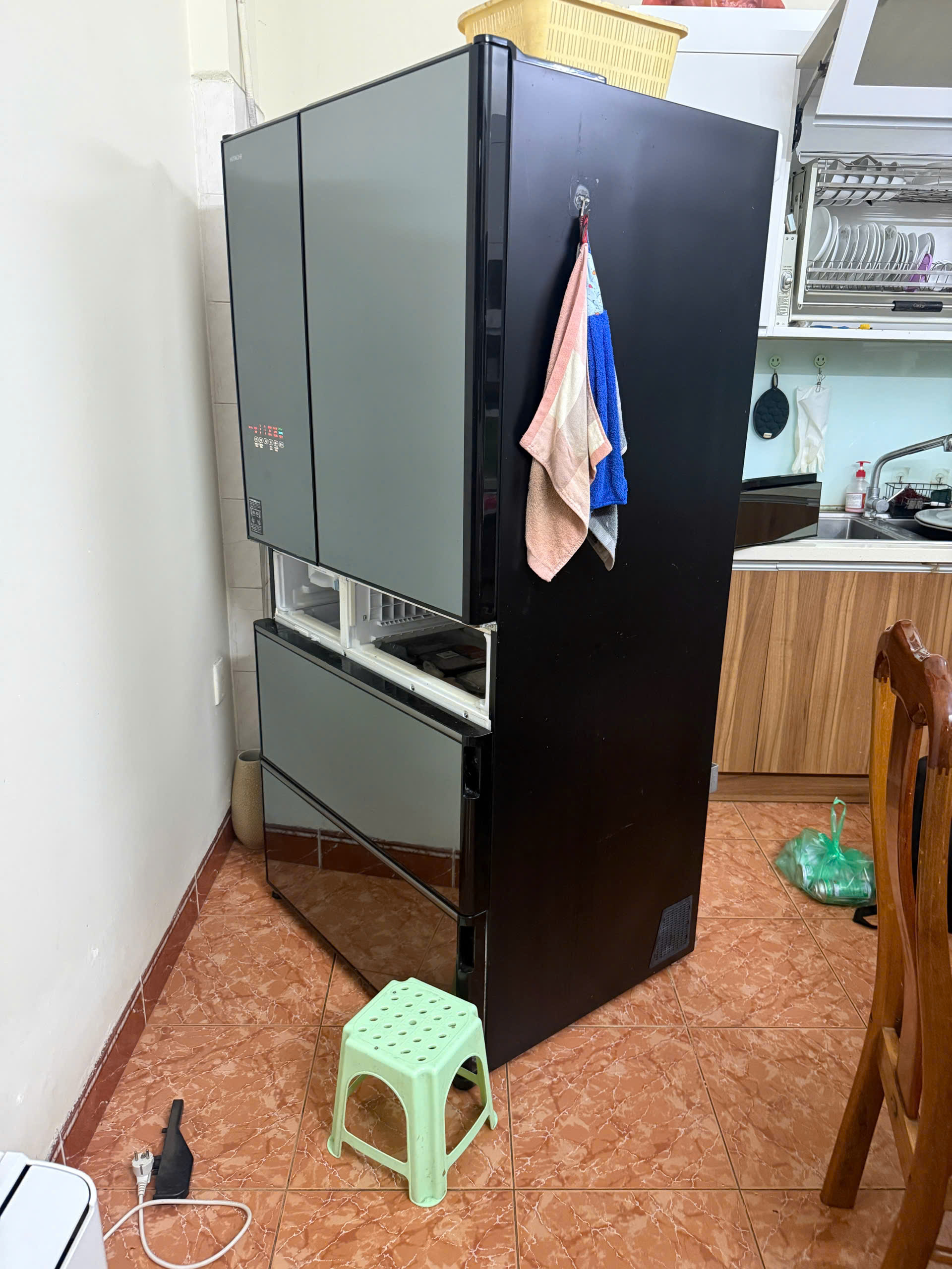 Tủ lạnh hitachi nội địa Nhật bị mất lạnh toàn tủ được kỹ thuật viên xử lý tại nhà ở Sầm Sơn Thanh Hóa