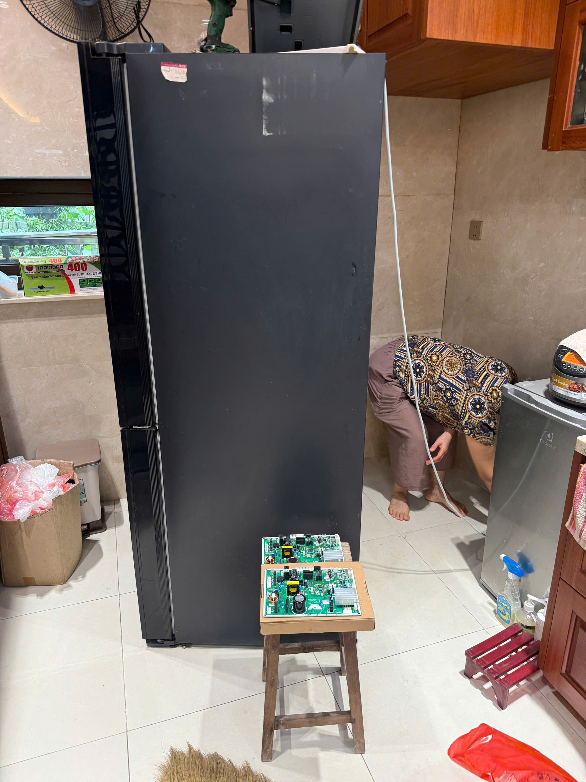 Boar mạch chính lỗi cũng là 1 nguyên nhân khiến tủ lạnh hitachi không sáng đèn