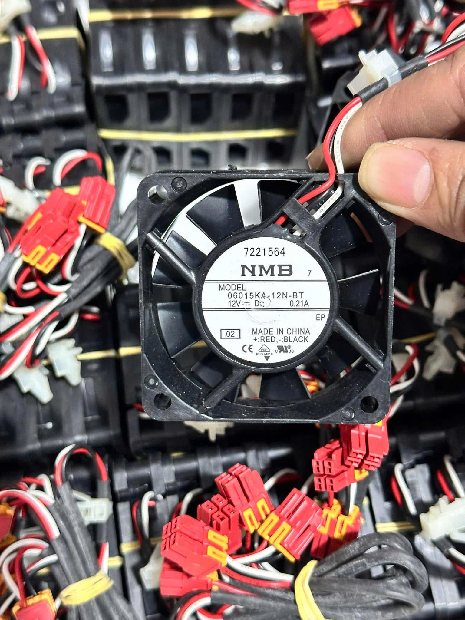 Đo kiểm tra cuộn quạt nếu hư hỏng hãy liên hệ trung tâm bảo hành hitachi để mua linh kiện mới