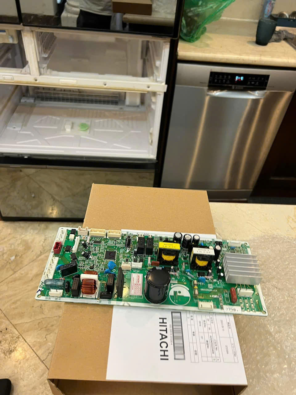 Kỹ thuật kiểm tra thay boar mạch tủ lạnh Hitachi nội địa Nhật chính hãng tại nhà khách hàng