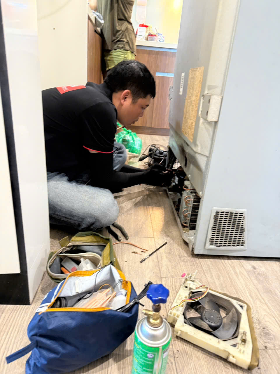 Kỹ thuật thay thế lốc máy nén tủ lạnh hitachi nội địa tại nhà khách hàng