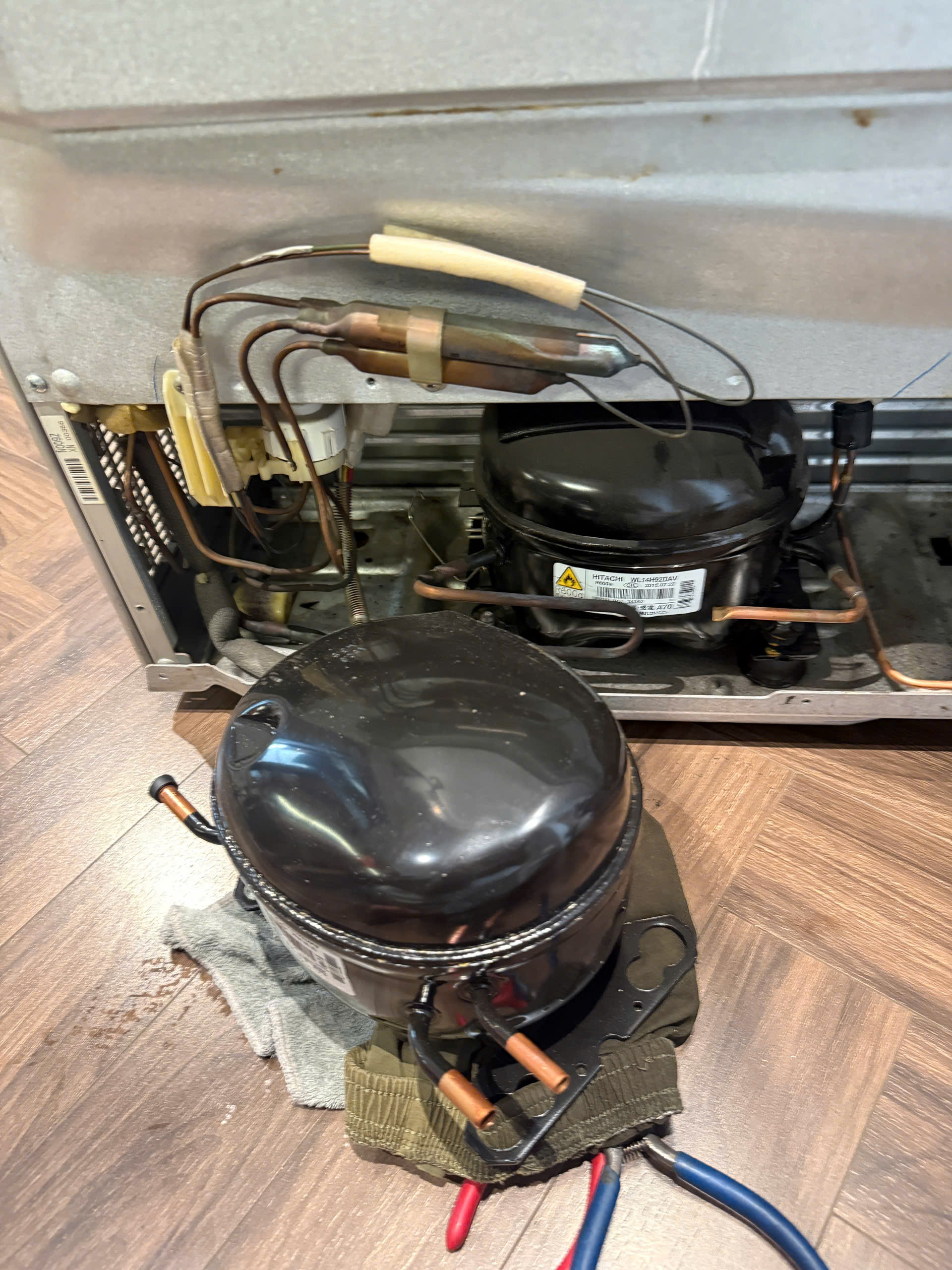 Kỹ thuật thay thế lốc máy nén tủ lạnh hitachi tại nhà khách hàng