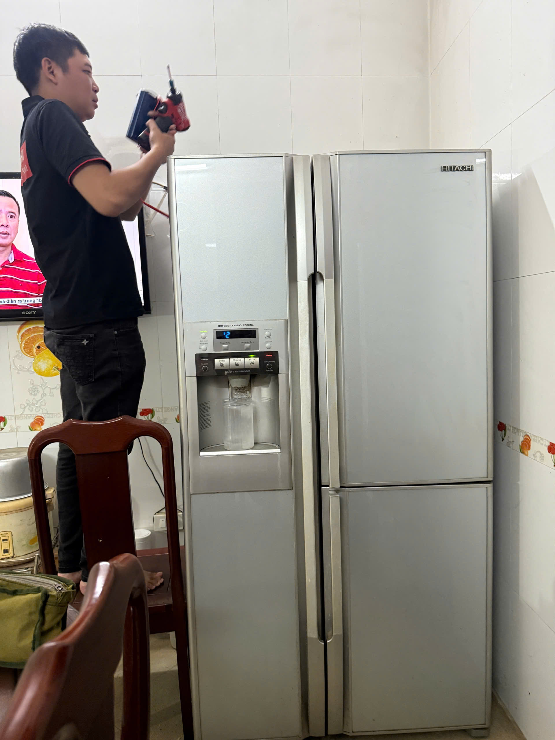 Kỹ thuật viên chỉnh cánh tủ lạnh hitachi bị lệch tại nhà khách hàng