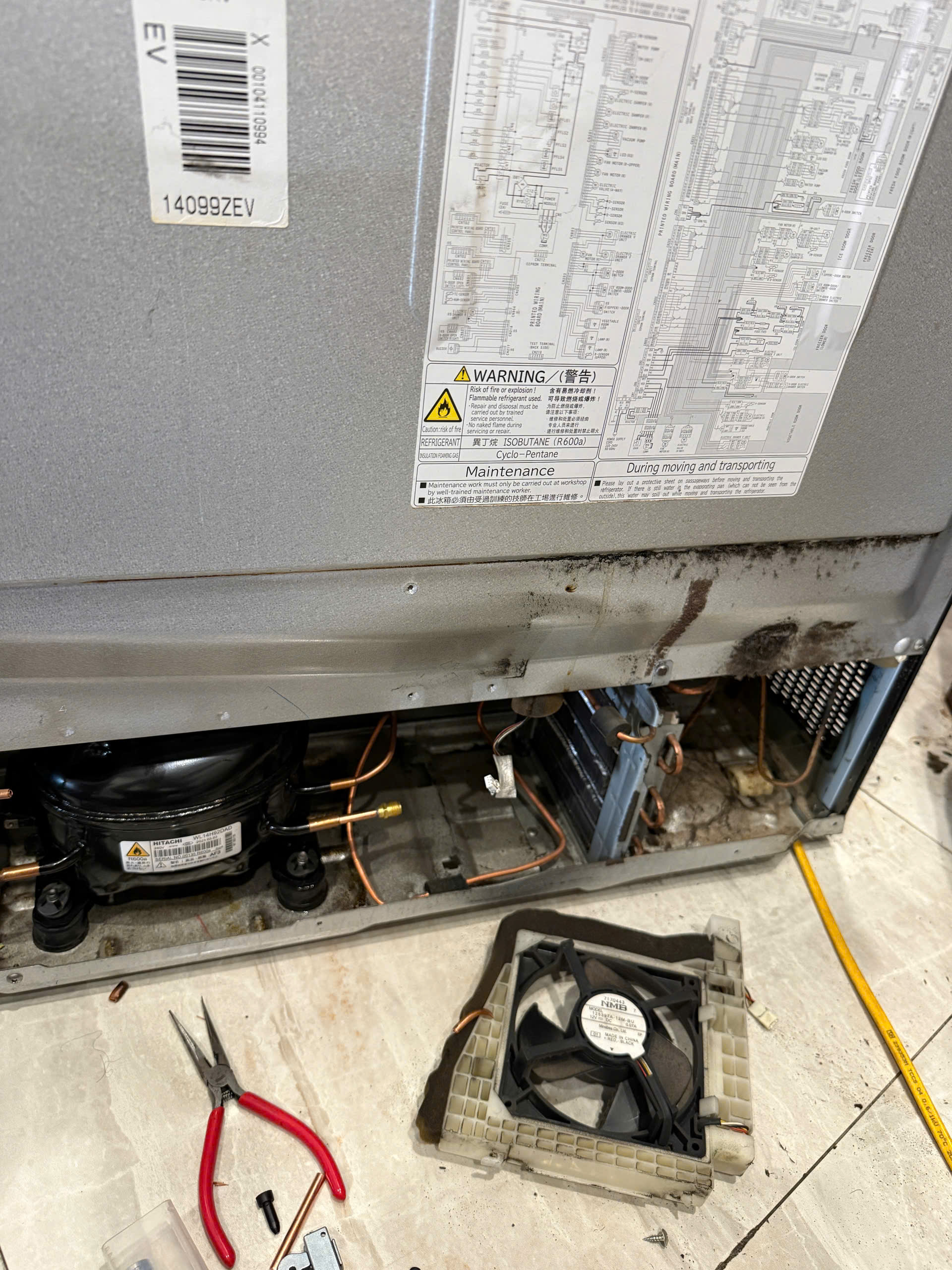 Kỹ thuật viên thay thế lốc block máy nén tủ lạnh hitachi nội địa Nhật tại nhà khách hàng