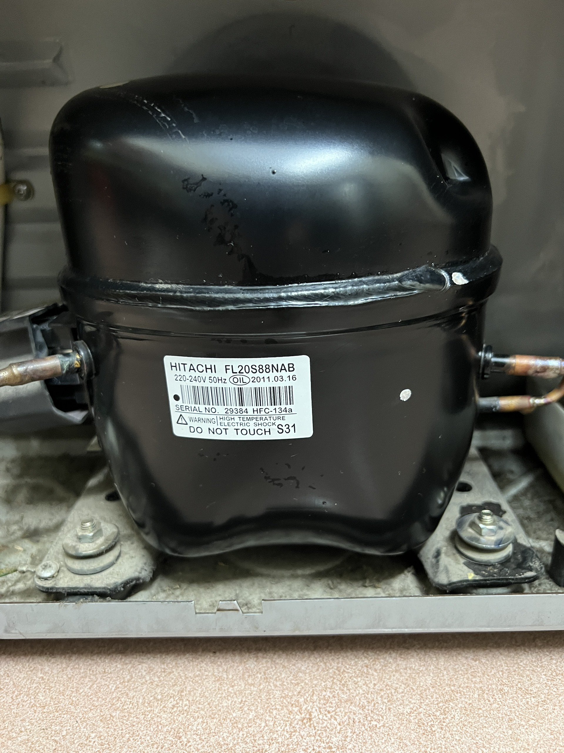 Kỹ thuật viên thay thế lốc máy nén tủ lạnh Hitachi FL20S88NAB tại nhà khách hàng