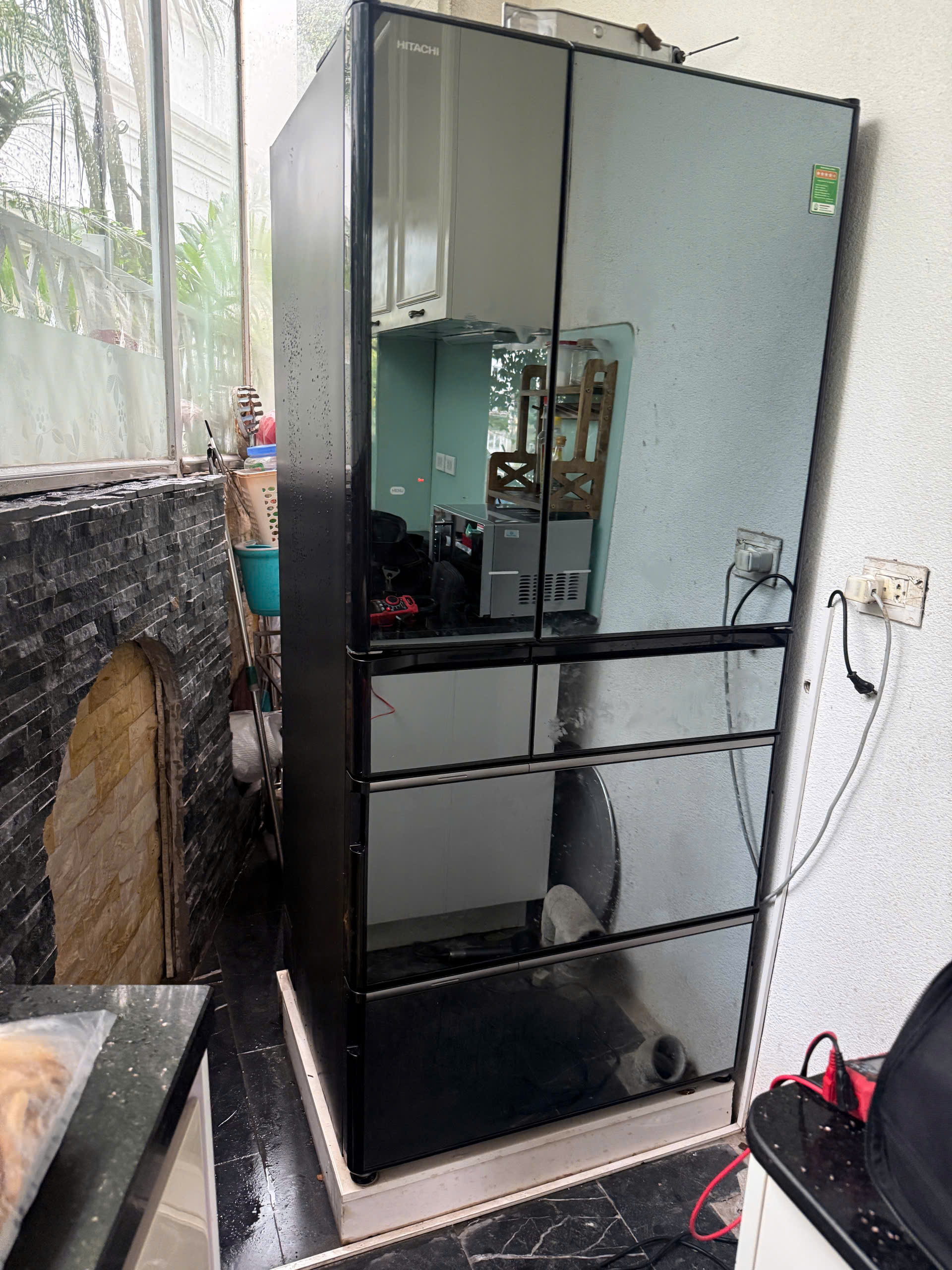 Kỹ thuật viên xử lý lỗi tủ lạnh hitachi nháy đèn báo lỗi tại nhà khách hàng ở Biên Hòa Đồng Nai