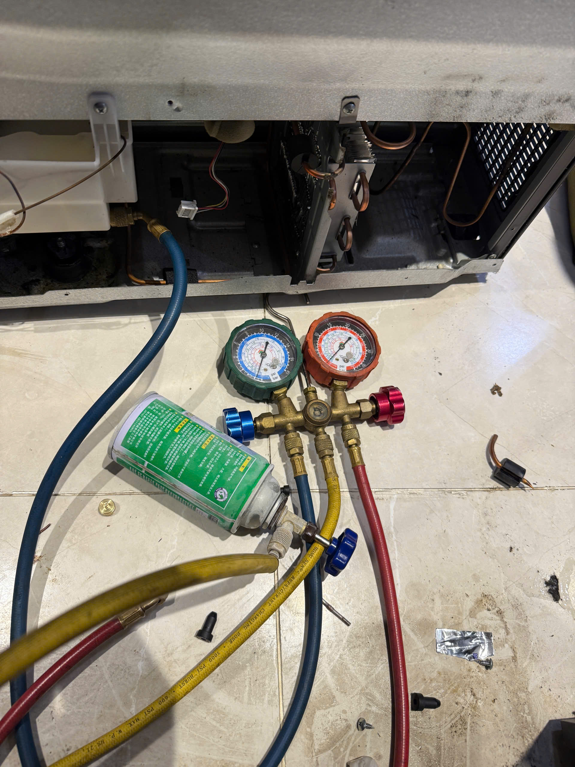 Nạp gas tủ lạnh hitachi tại nhà khách hàng theo đúng quy trình 5S hãng đề ra