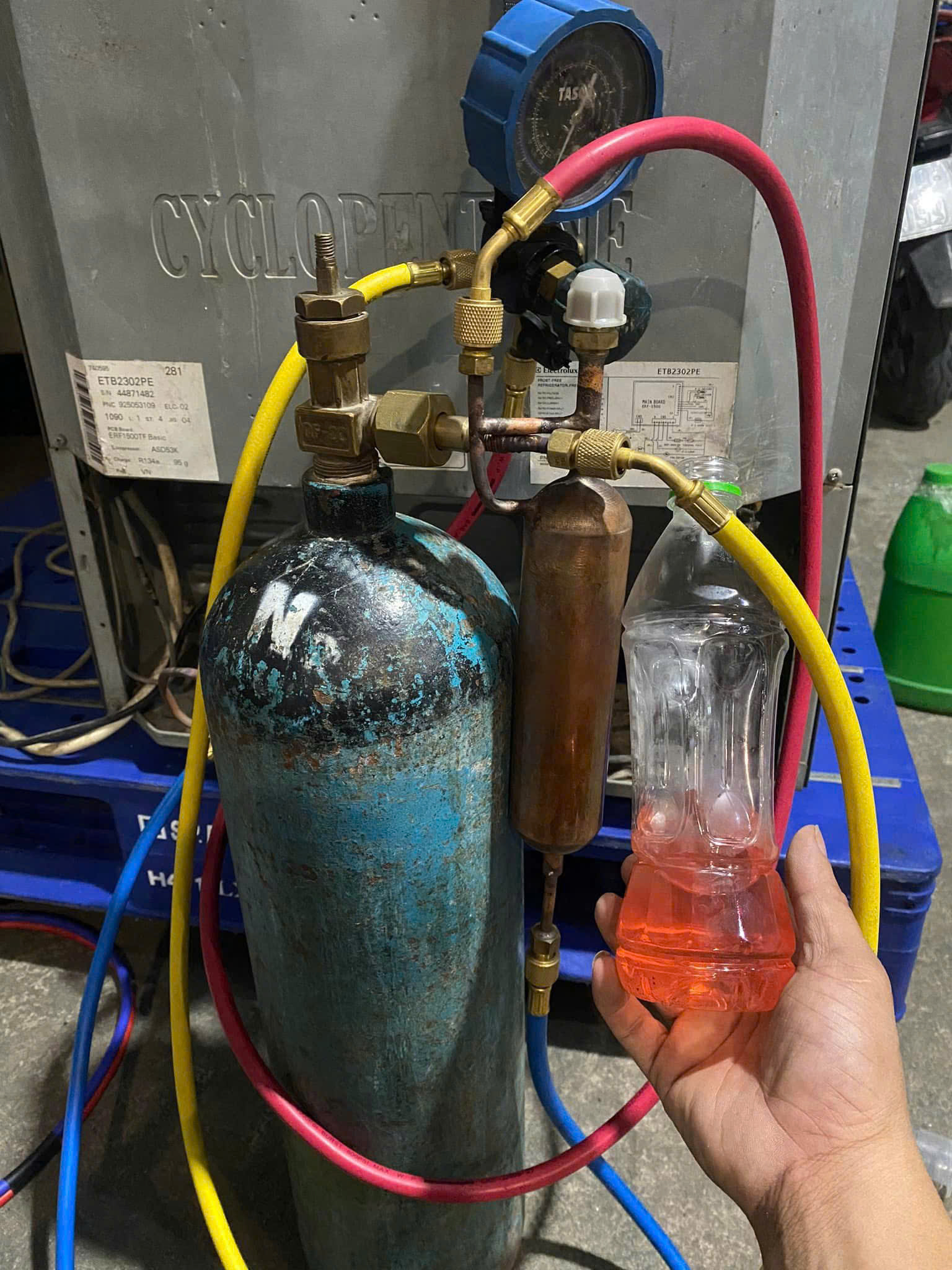 Thổi sạch sẽ hệ thống dàn gas bằng dung dịch rửa dàn và nito trước khi hàn kết nối