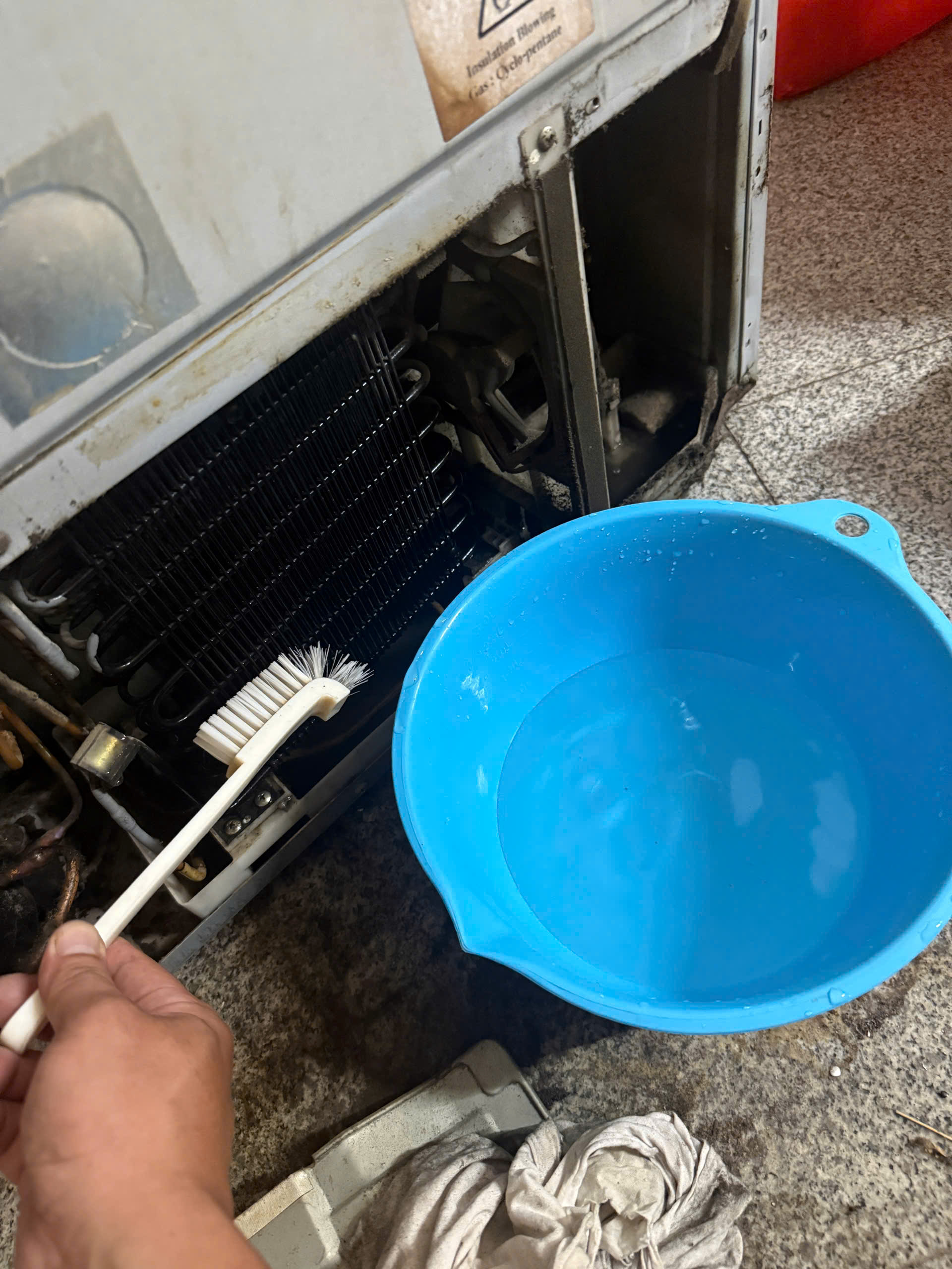 Thường xuyên vệ sinh dàn nóng block giúp máy hoạt động ổn định và bền bỉ