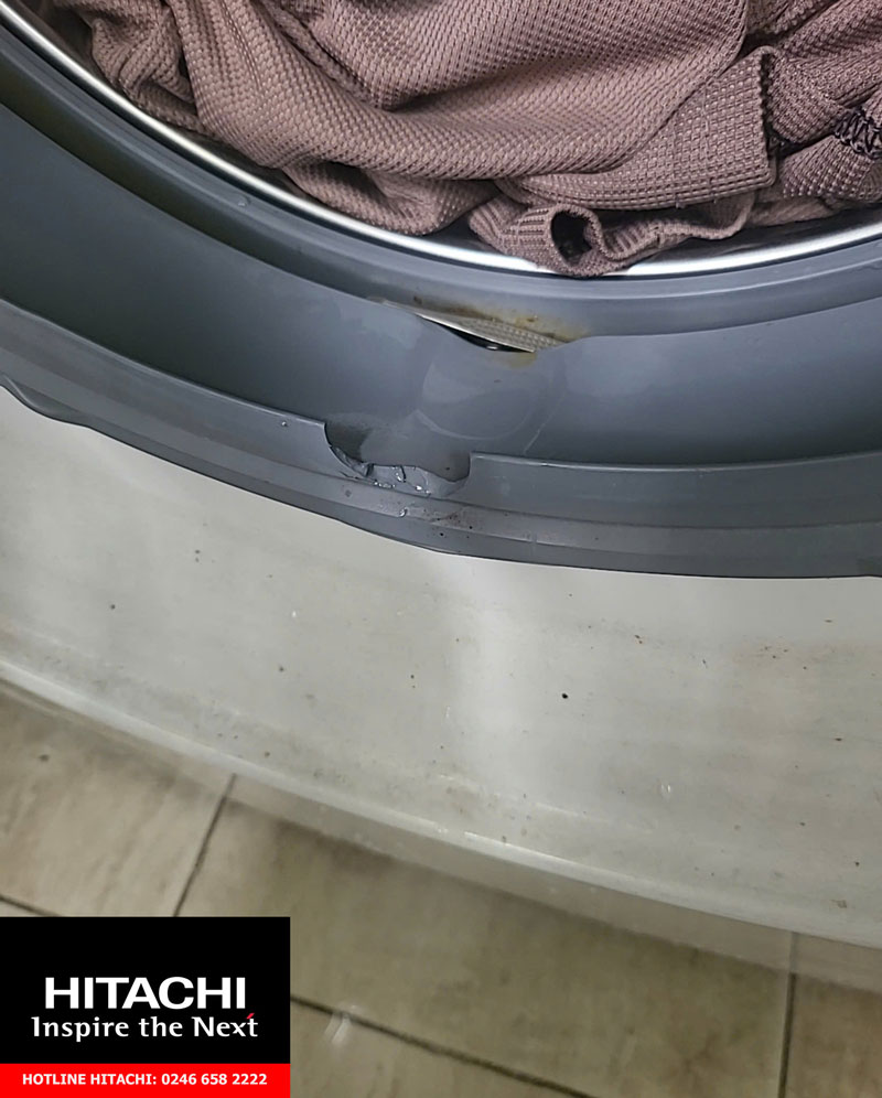 gioăng cửa máy giặt bị rách khiến nước chảy tràn ra nhà