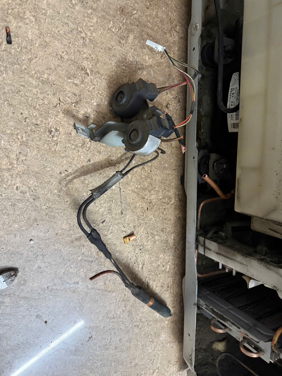 tủ lạnh hitachi tắc dàn gas được kỹ thuật viên xử lý tại nhà