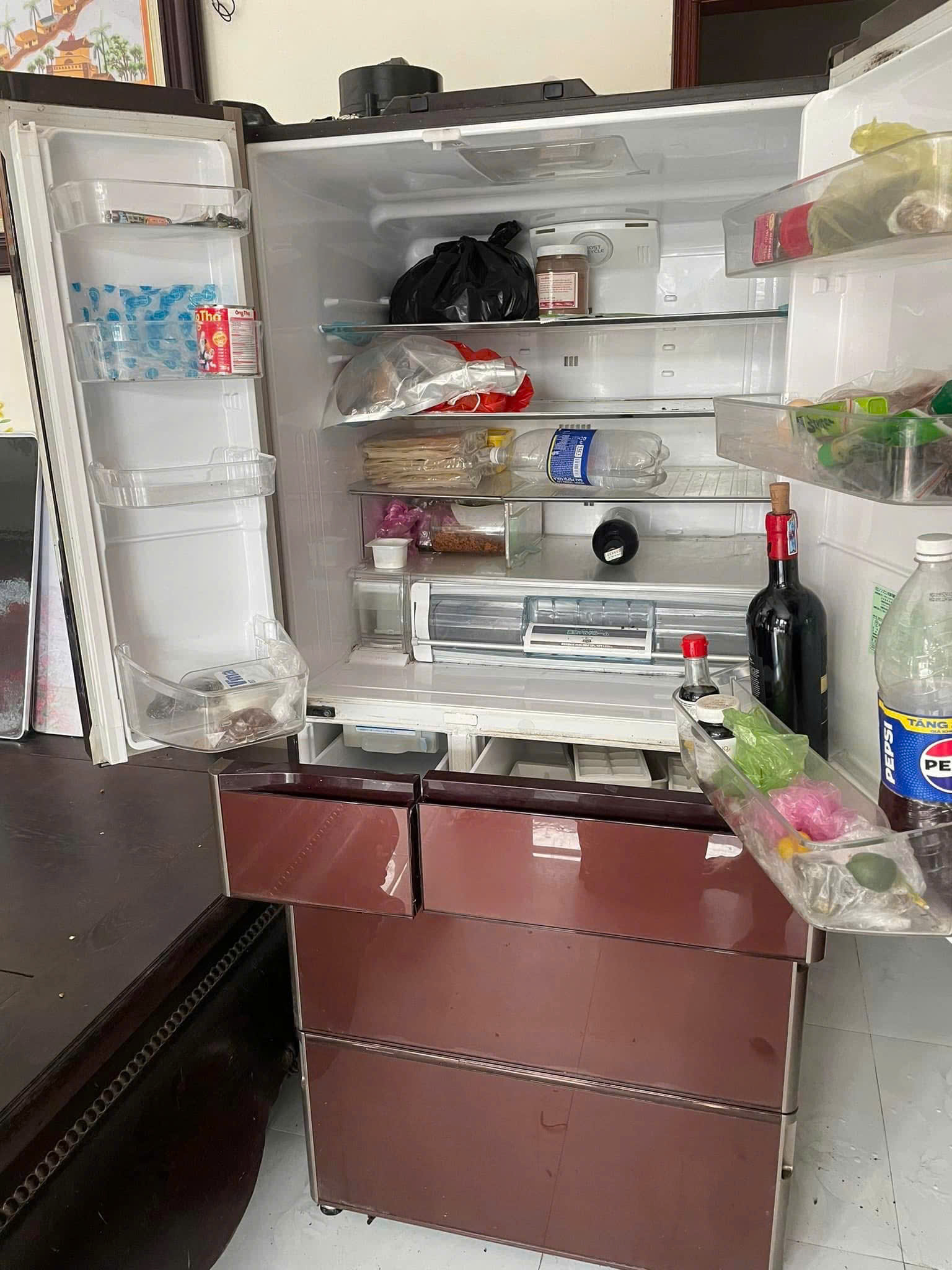 Kéo nắp ngăn hút chân không nhẹ nhàng không để thực phẩm kẹt mắc