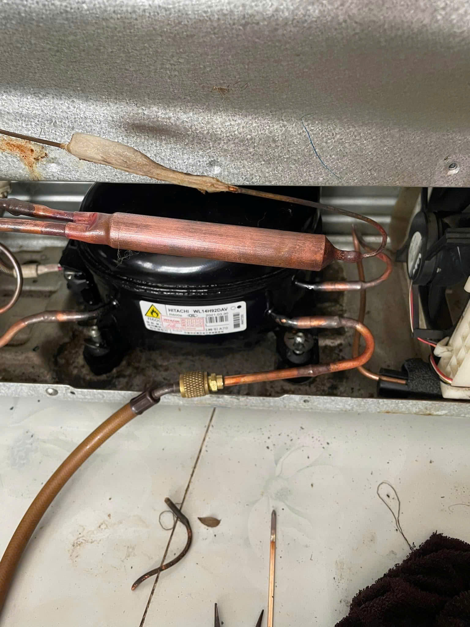 Kỹ thuật viên thay block lốc máy nén tủ lạnh Hitachi tại Linh Đàm Hoàng Mai Hà Nội