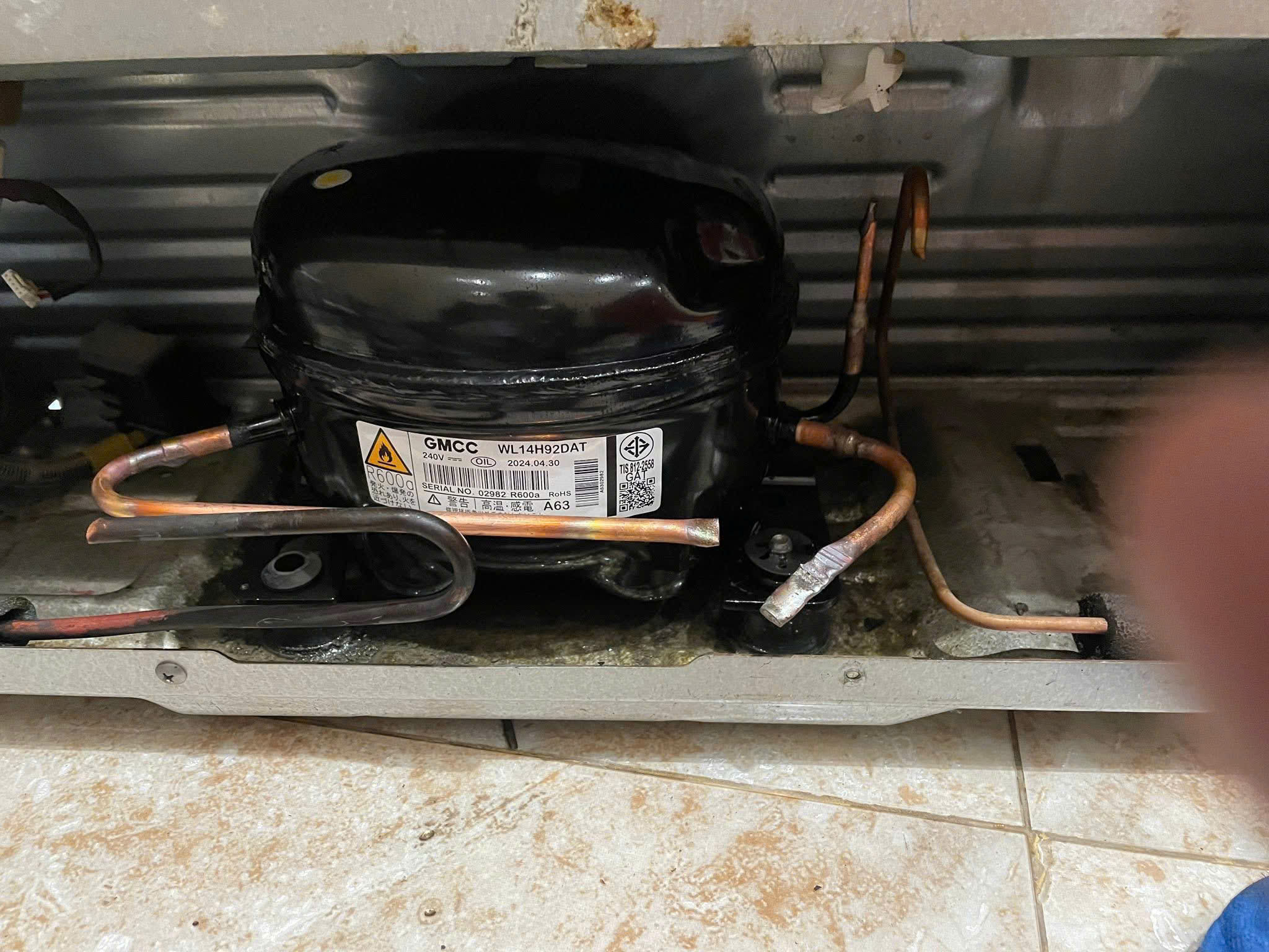 Kỹ thuật viên thay lốc máy nén tủ lạnh Hitachi tại nhà khách hàng ở Mỹ Đình