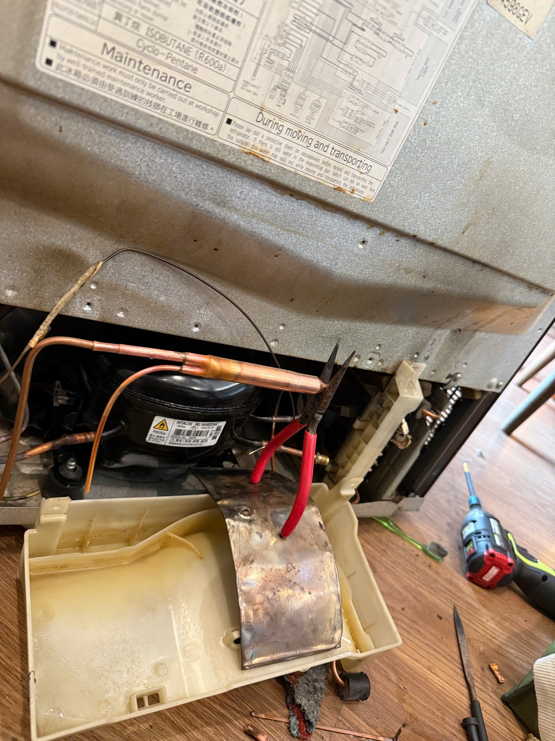 Kỹ thuật viên xử lý tủ lạnh hitachi tắc dàn gas tại nhà khách hàng