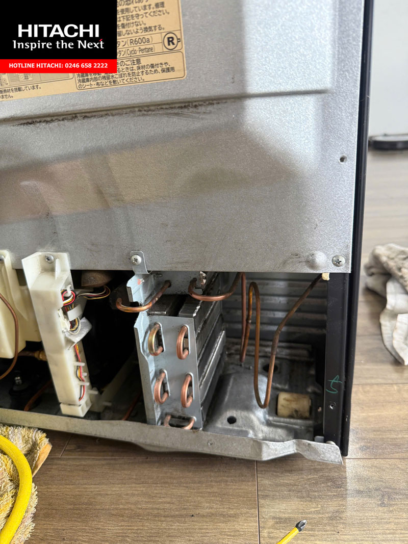 Thường xuyên vệ sinh sạch sẽ dàn nóng giúp tủ lạnh hitachi nội địa hoạt động bền bỉ