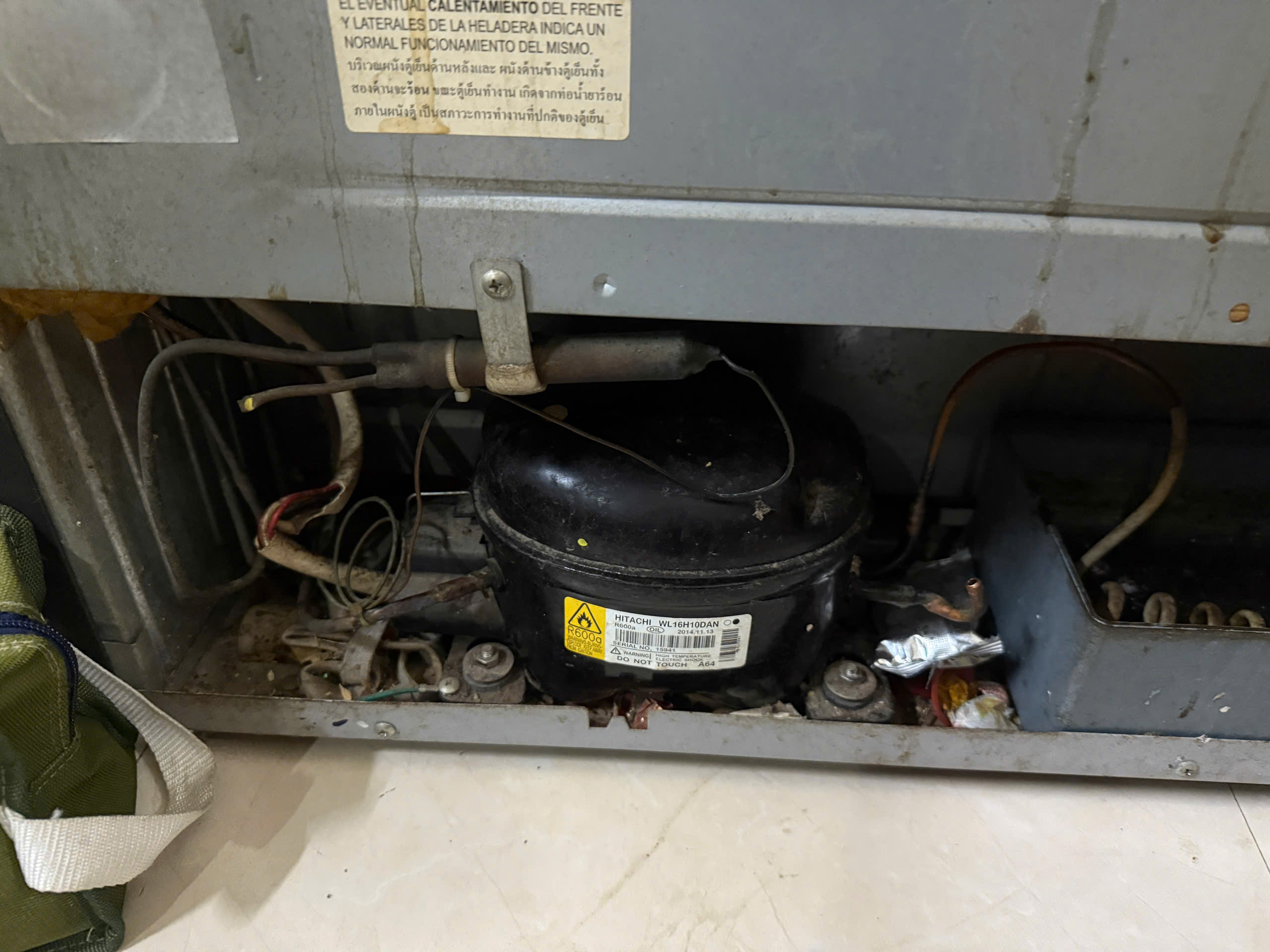 Tủ lạnh hitachi thủng dàn gas được kỹ thuật viên xử lý tại nhà khách hang ở Hà Nội