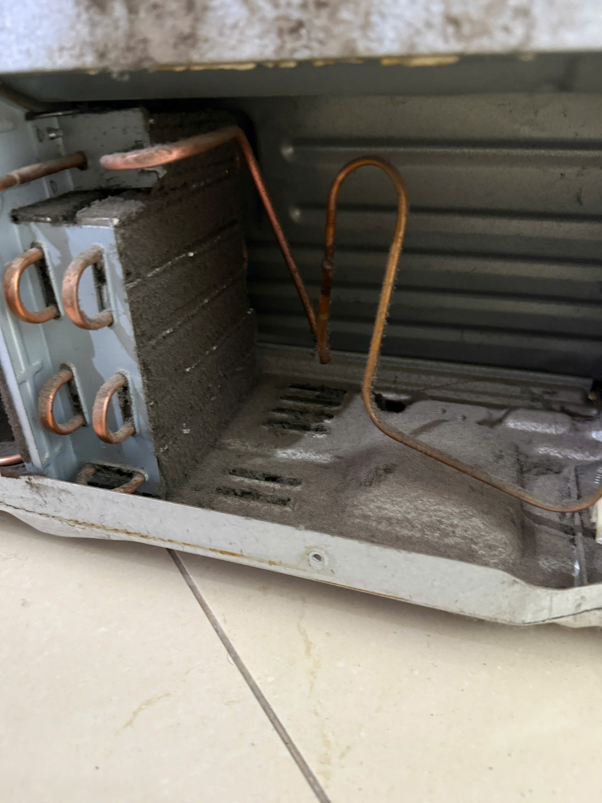 Dàn nóng quá bẩn khiến tủ lạnh Hitachi không thể giải nhiệt