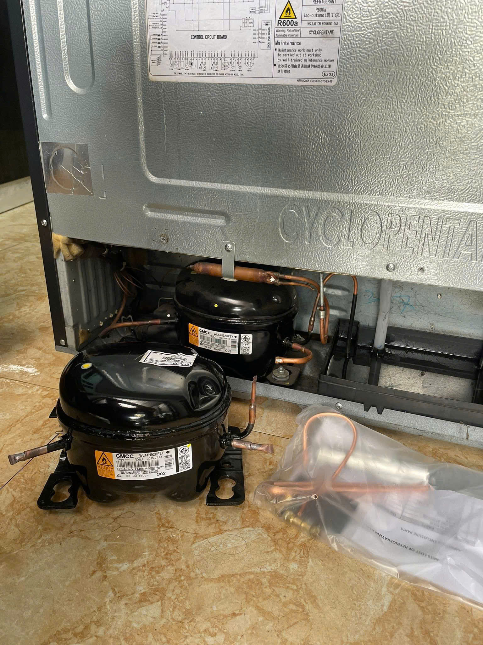 Kỹ thuật viên thay lốc máy nén tủ lạnh Hitachi tại An Khánh