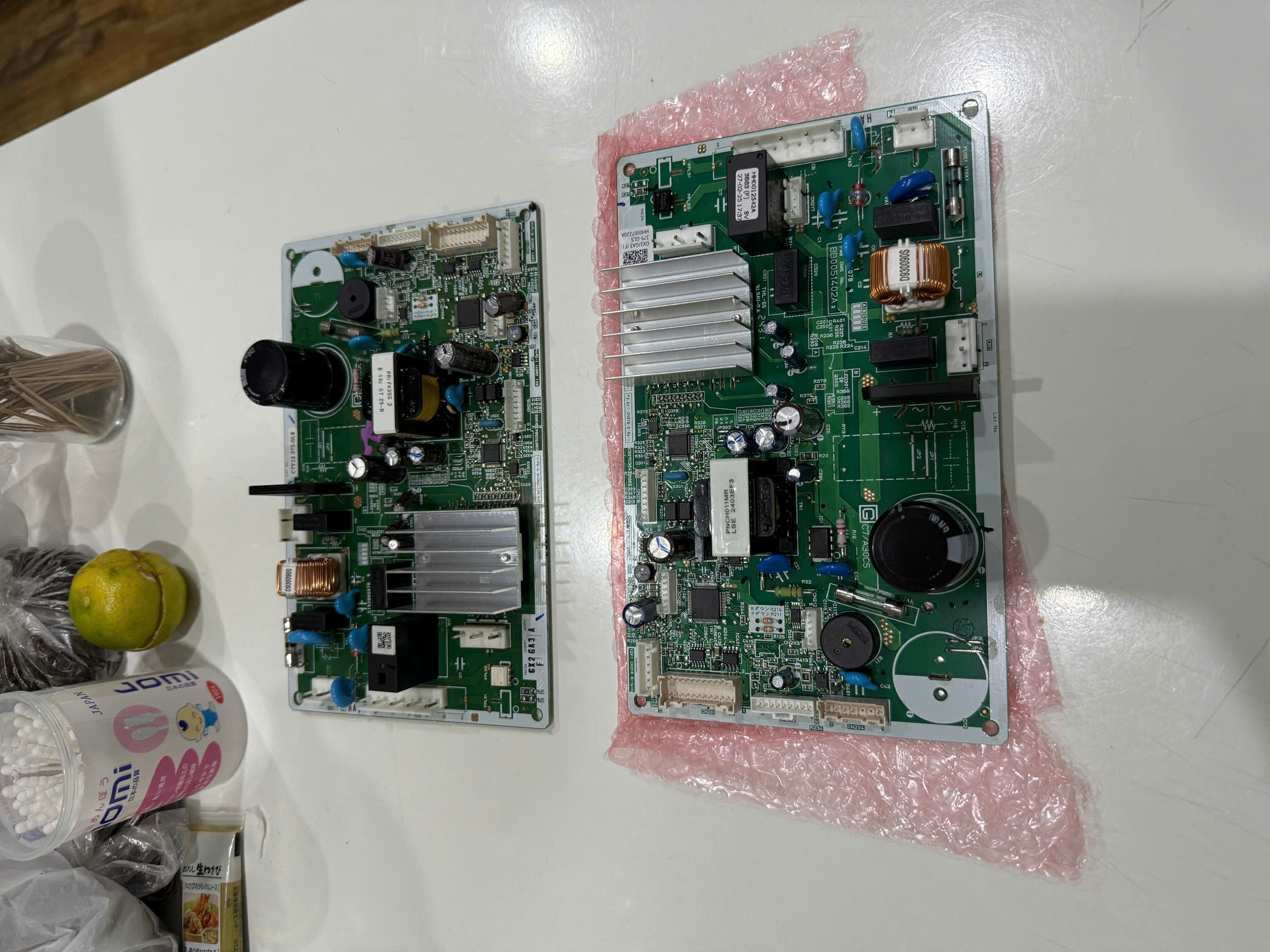 Kỹ thuật viên thay thế bo mạch tủ lạnh hitachi R-SG38FPVG tại nhà khách hàng