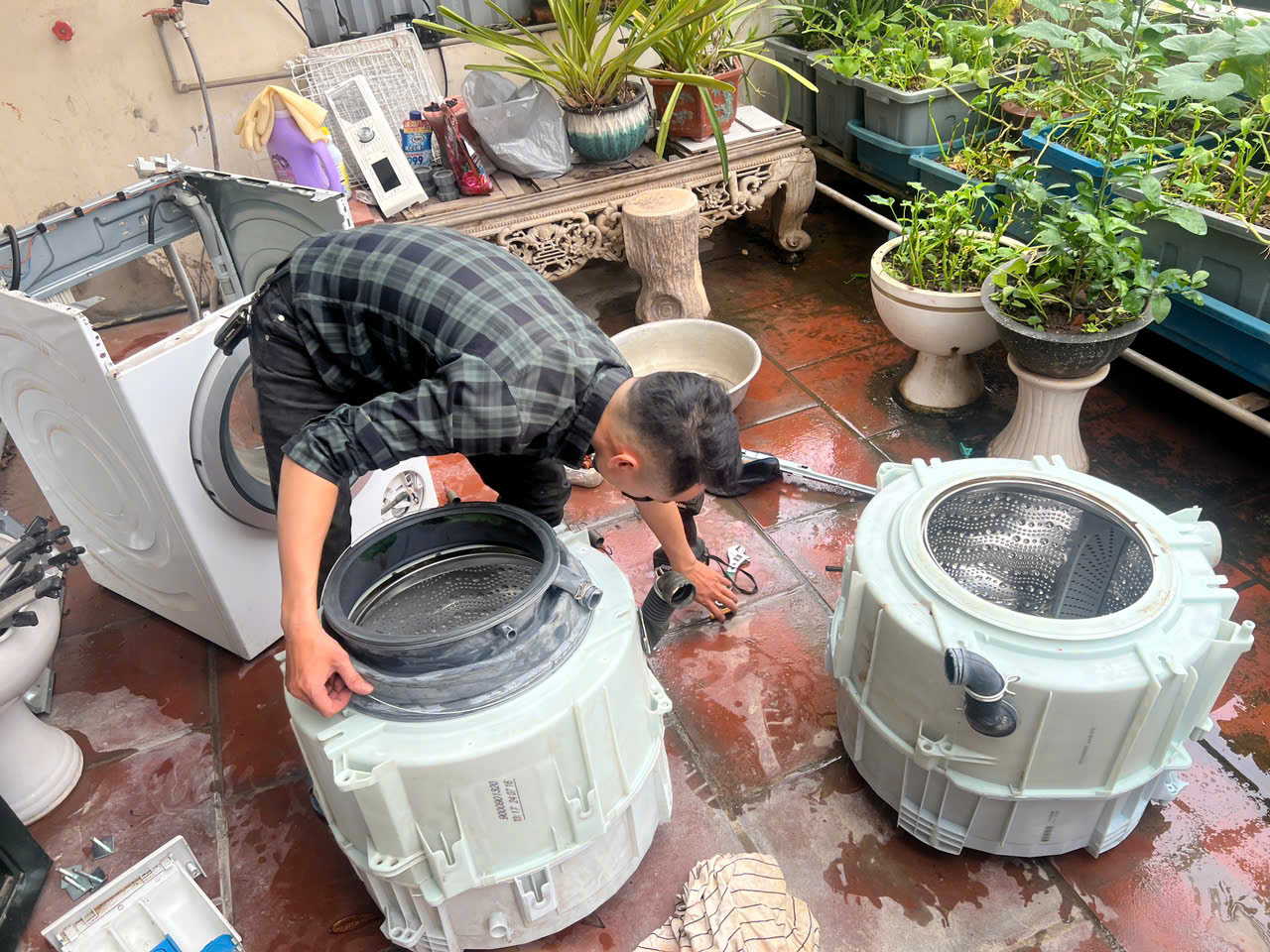 Kỹ thuật viên thay thế lồng máy giặt bị nứt lồng và gẫy càng trục