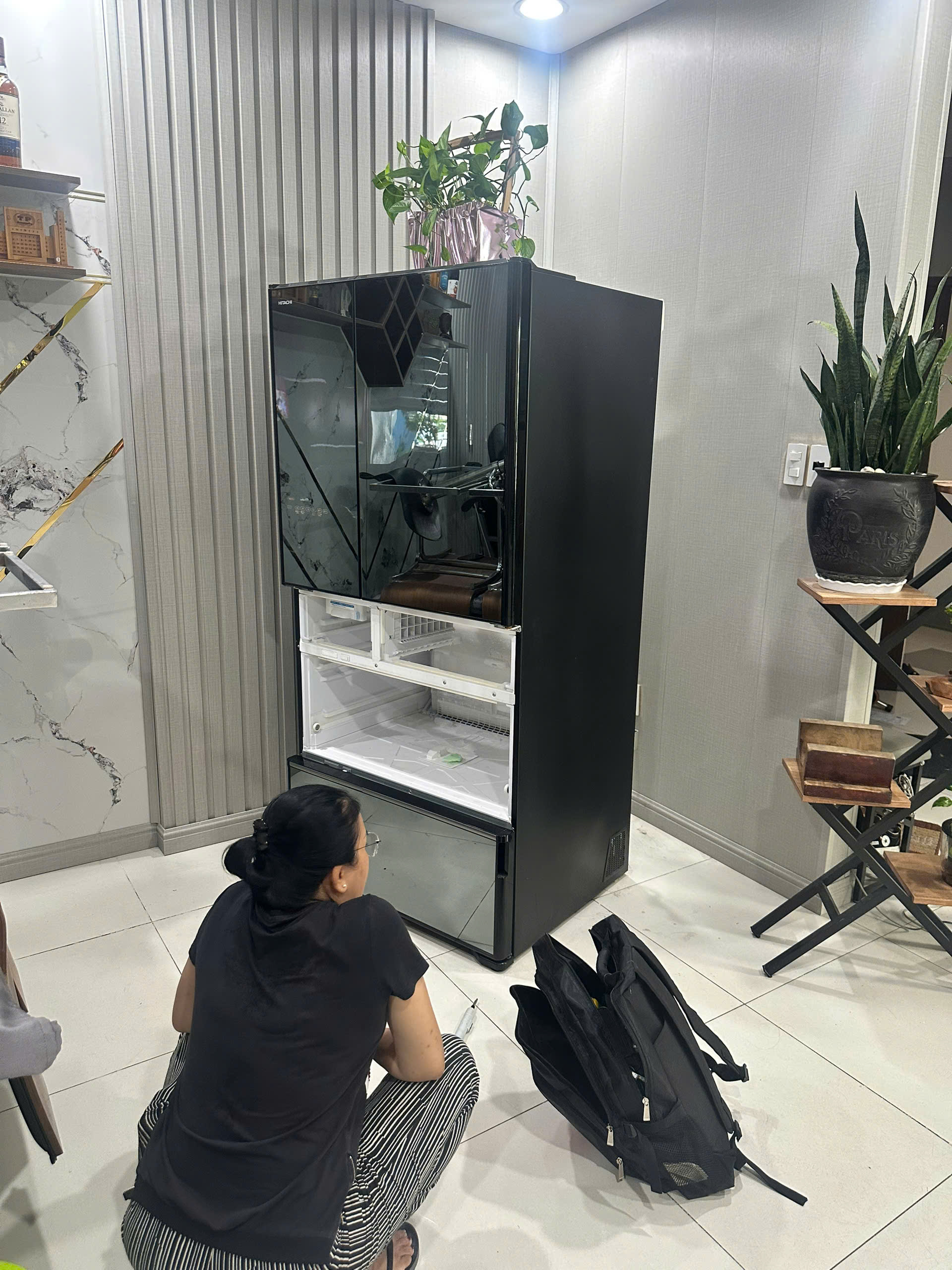 Tủ lạnh Hitachi tự động đẩy cửa ra nguyên nhân do đâu